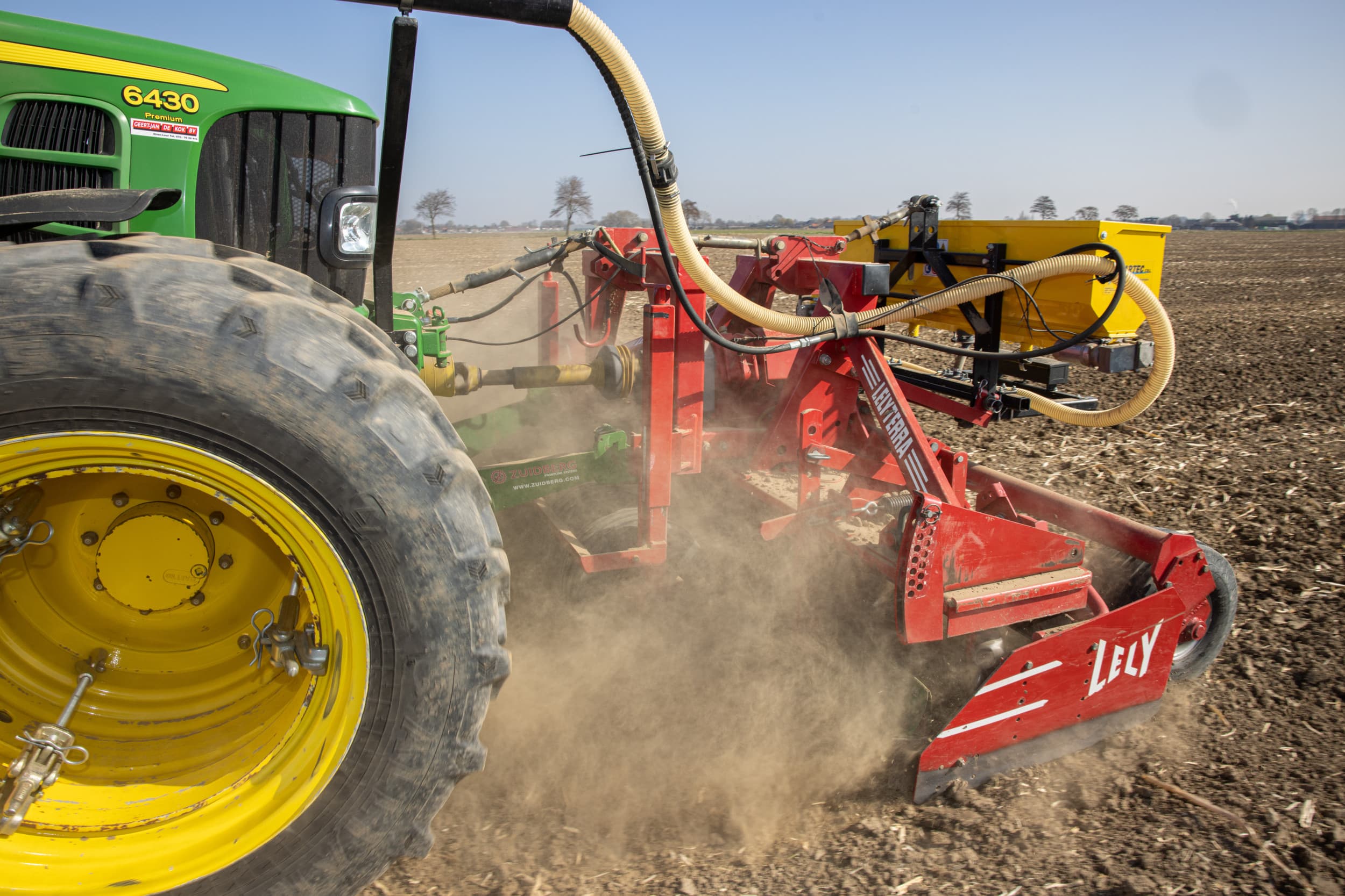 Akkerbouwer bewerkt zijn land met rotorkopeg. – Foto: Peter Roek