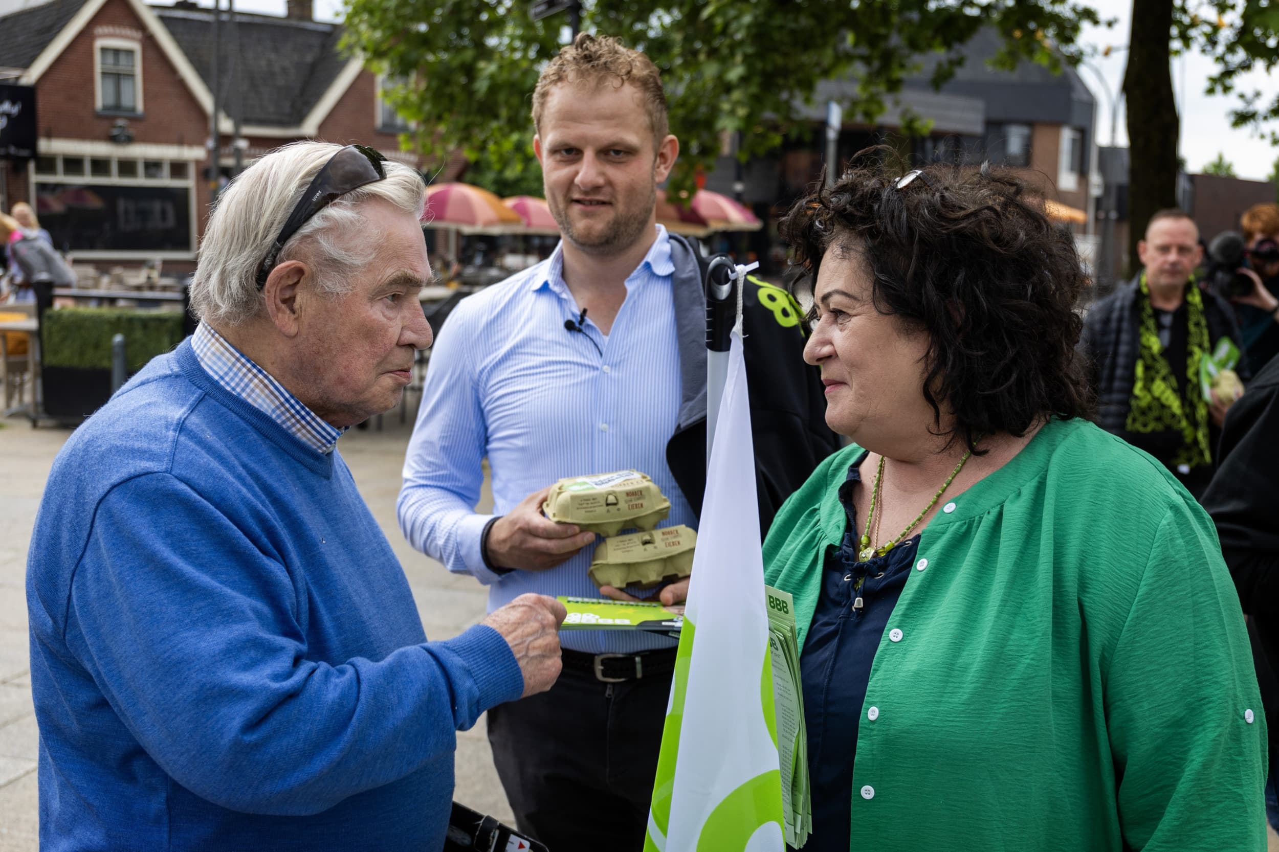 Lijsttrekker Sander Smit (midden) en Caroline van der Plas van BBB in gesprek tijdens een flyerbijeenkomst op het dorpsplein in Holten (Ov.), zaterdag 1 juni, als onderdeel van de campagne in aanloop naar de Europese verkiezingen. – Foto: ANP