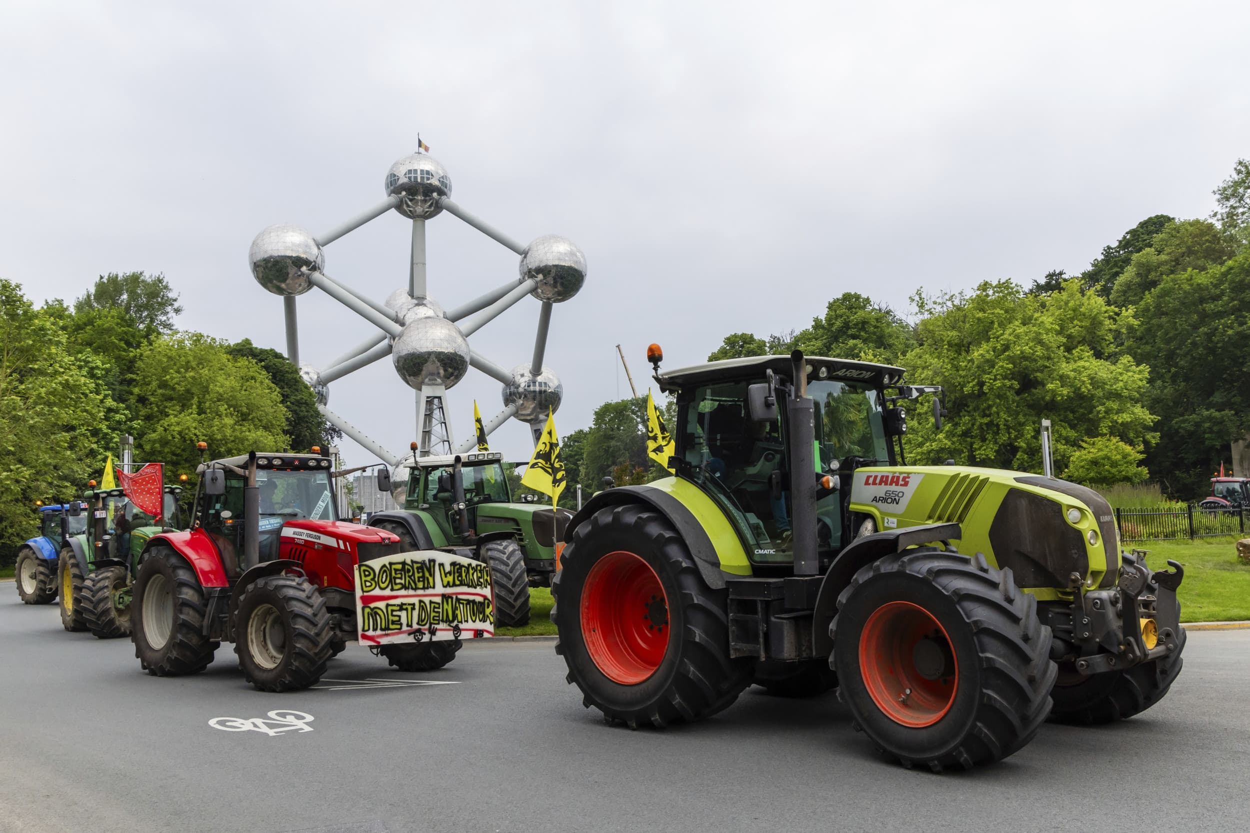 Boeren protesteren in het Atomiumpark in Brussel tegen de Green Deal en verstikkende regelgeving uit Brussel. – Foto’s: ANP