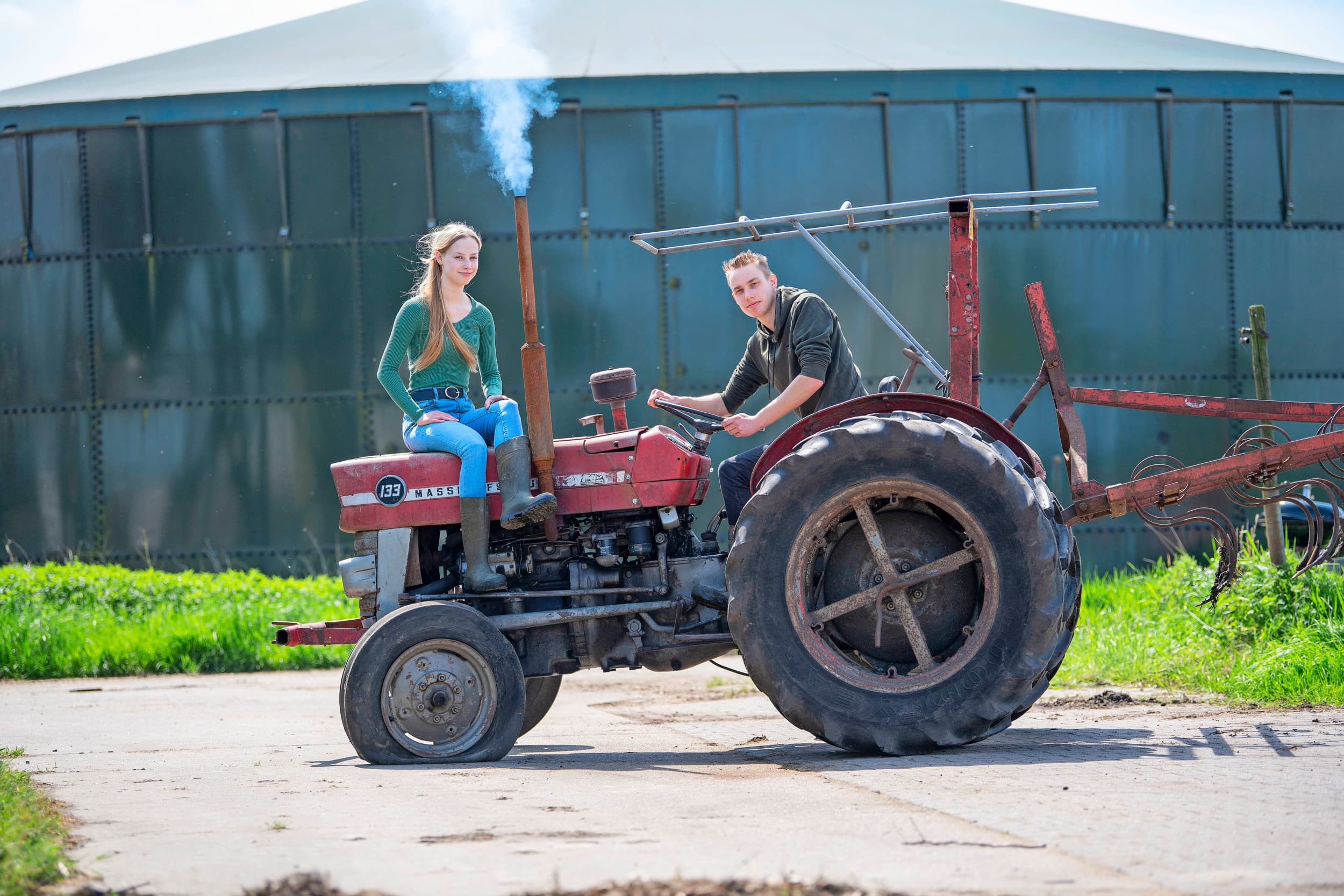 Claudia en Jeroen zitten op één lijn en vullen elkaar aan. “Op onze opleiding zaten nog twee tweelingen. Voor ons is het niet bijzonder. Wij zijn ook niet anders gewend”, zegt Claudia. – Foto’s: Mark Pasveer