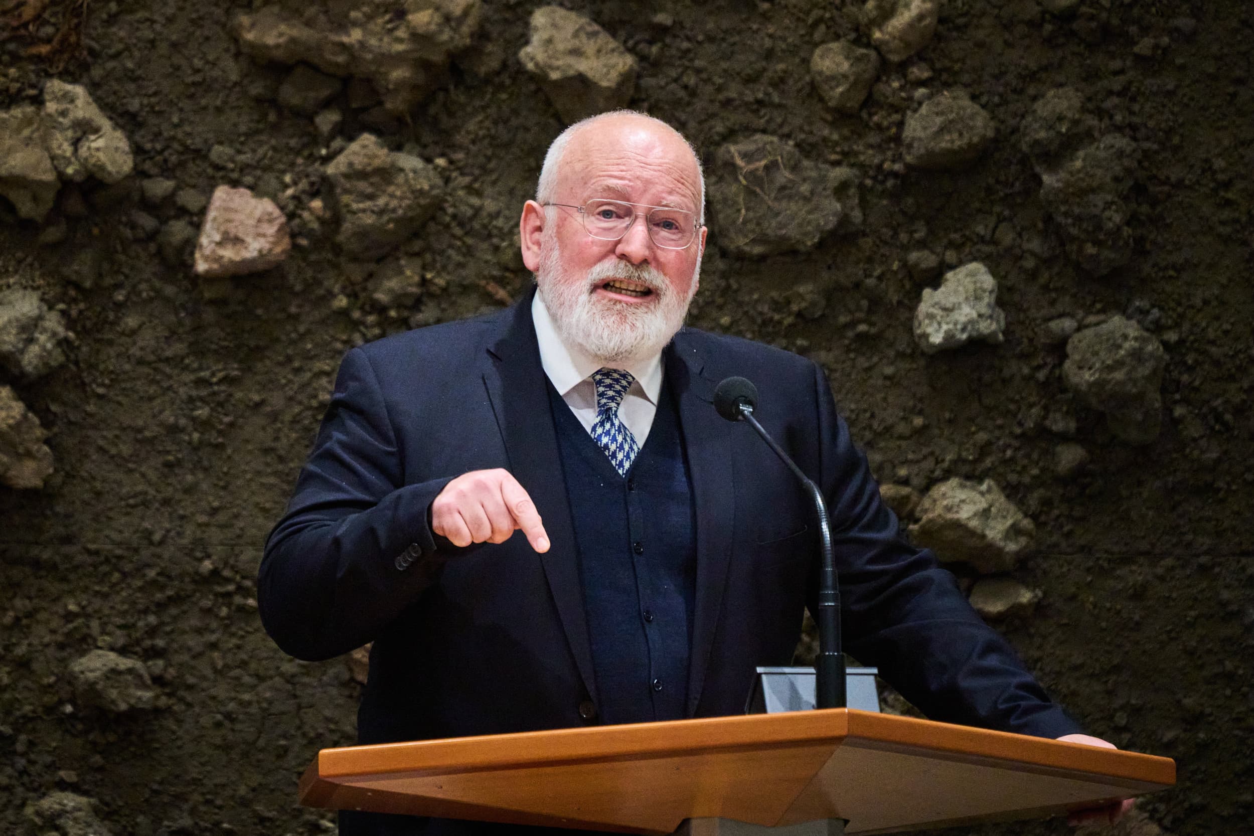 Frans Timmermans (GroenLinks-PvdA) in de Tweede Kamer tijdens een debat over het eindverslag van informateurs Richard van Zwol en Elbert Dijkgraaf. Volgens hem en Jetten van D66 dreigt er nu voor de agrarische sector een sanering “die zelfs Tjeerd de Groot niet zou hebben gewenst.” – Foto: ANP
