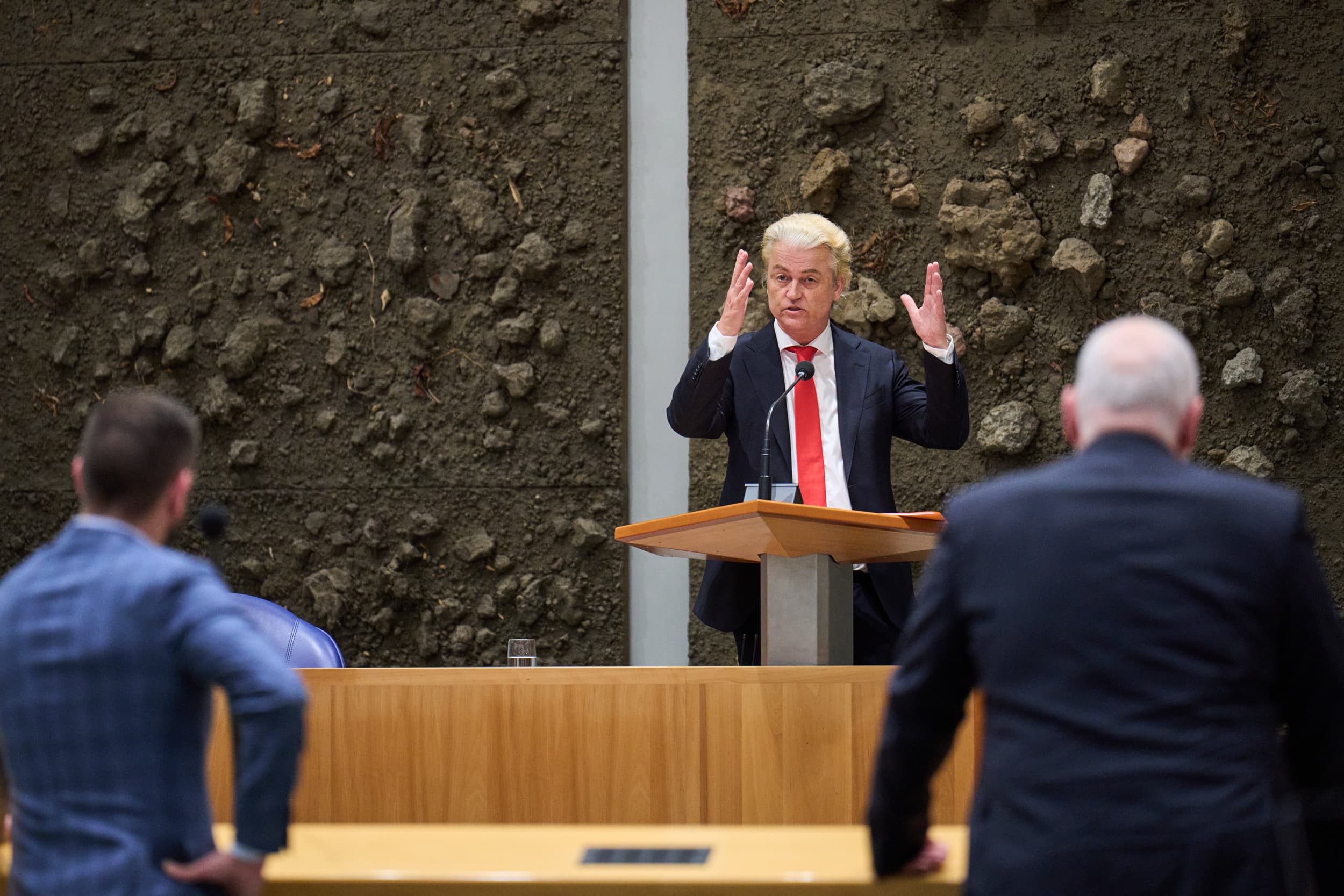 Geert Wilders (PVV) in de Tweede Kamer tijdens een debat over het eindverslag van informateurs Richard van Zwol en Elbert Dijkgraaf. Onder hun begeleiding kwamen de vier partijen na bijna zes maanden een hoofdlijnenakkoord overeen. – Foto: ANP / Phil Nijhuis