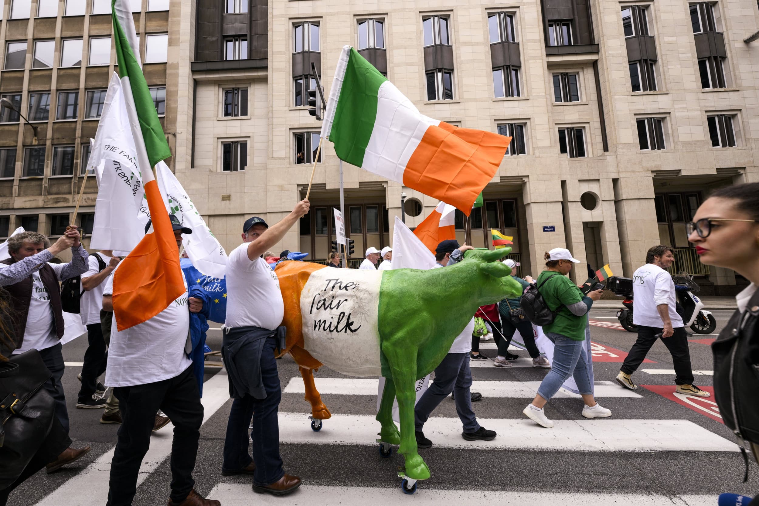 De European Milk Board, de koepelorganisatie van Europese zuivelorganisaties, organiseerde 28 mei in Brussel een demonstratie tegen de Europese landbouwpolitiek. Binnen vond het LTO-debat plaats. – Foto: ANP