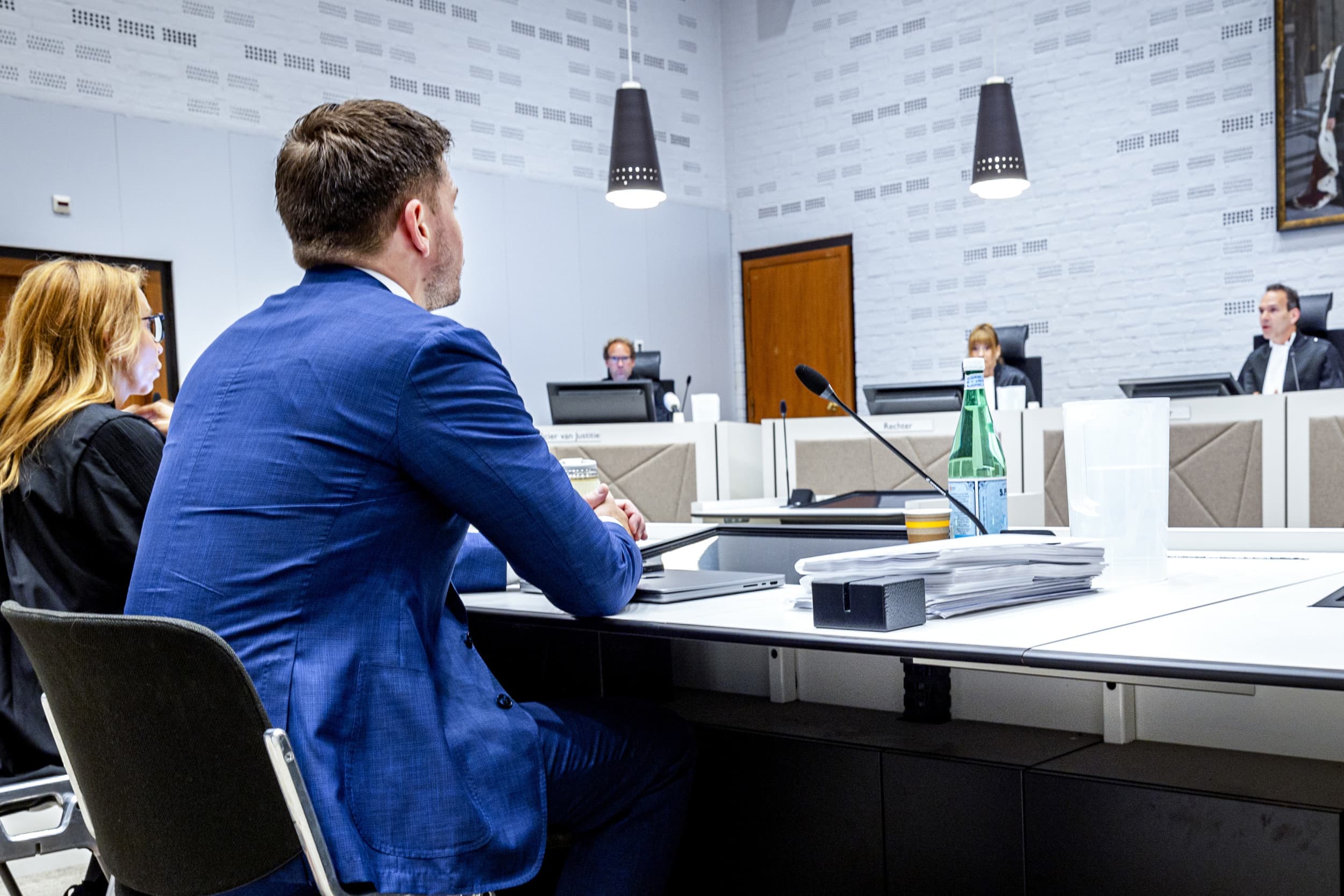 Tweede Kamerlid Gideon van Meijeren van Forum voor Democratie in de Haagse rechtbank waar hij terechtstaat voor opruiing. – Foto: ANP