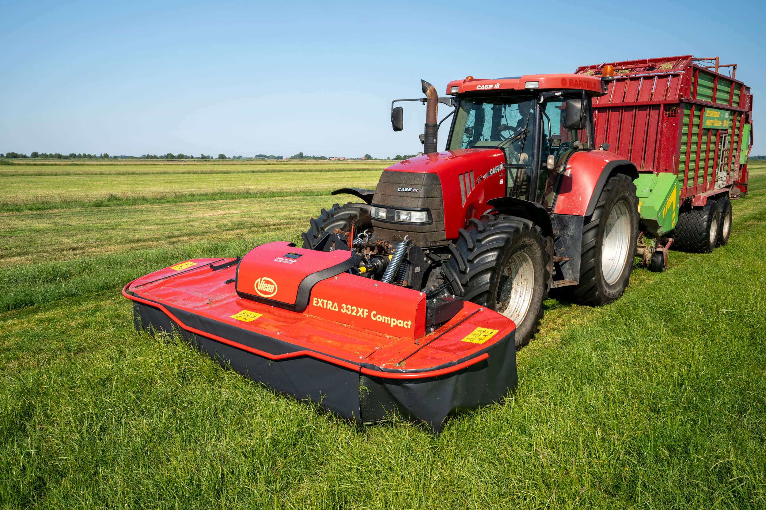 De nieuwe compacte Vicon-frontmaaier past prima bij de no-nonsense aanpak van melkveehouder Jan Brouwer. “Een simpele frontmaaier zonder poespas. Daar werk ik graag mee.”