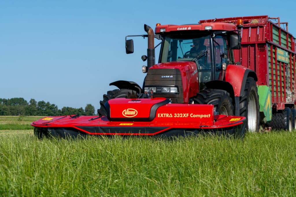 De Vicon EXTRA 332XF Compact is compact gebouwd. “Het lagere gewicht en het feit dat het zwaartepunt van de frontmaaier zich dichter op de trekker bevindt, is een bijkomend voordeel”, zegt melkveehouder Brouwer.