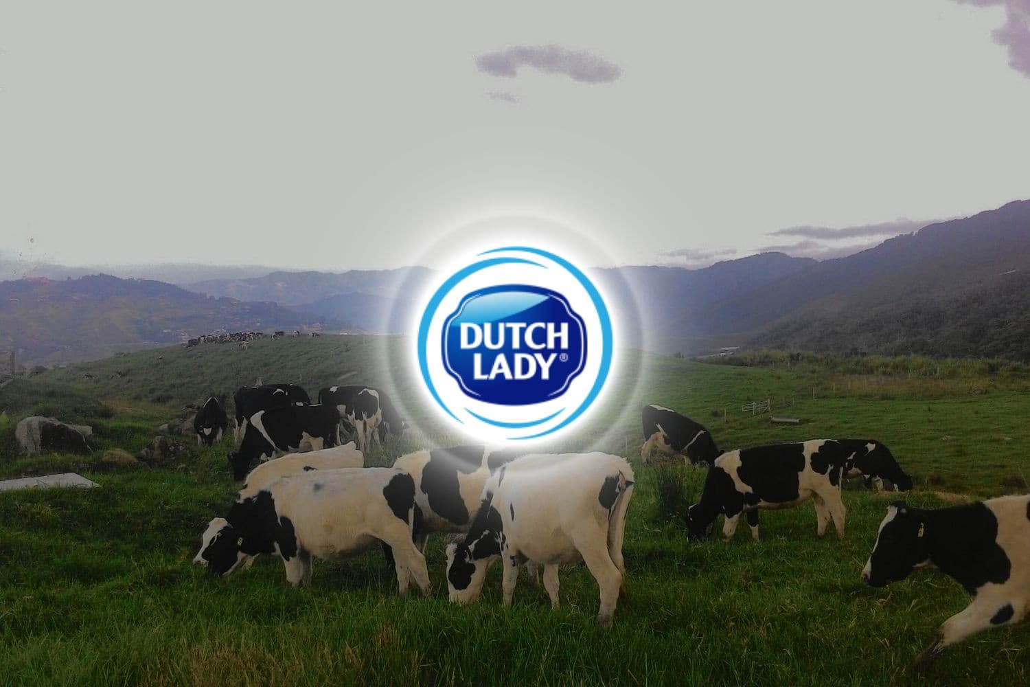 Dutch Lady Milk Industries (DLMI), onderdeel van FrieslandCampina, heeft officieel een nieuwe fabriek geopend in Bandar Enstek, ongeveer 50 kilometer ten zuiden van Kuala Lumpur. – Foto: Dutch Lady Milk Industries en Canva, beeldbewerking