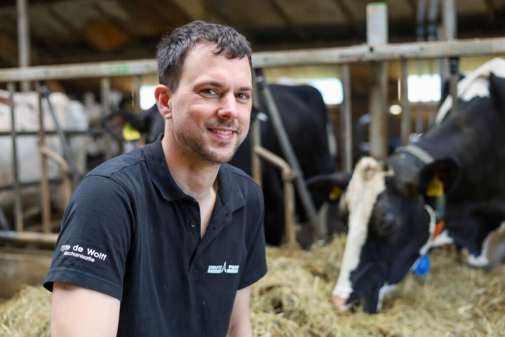 Jan Brouwer runt samen met zijn vader een melkveebedrijf met 110 koeien in het Friese Koufurderigge. Het bedrijfsareaal is 54 ha groot, waarvan 48 ha grasland. Brouwer is de eerste veehouder die ervaring opdeed met de nieuwe Vicon Extra 332XF Compact- frontmaaier.