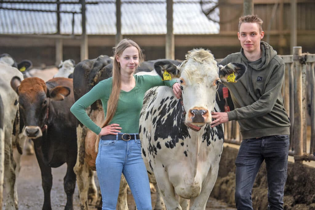 Claudia en Jeroen Doornenbal (23) zitten sinds 3 jaar samen met hun ouders Harry en Trea in de maatschap.