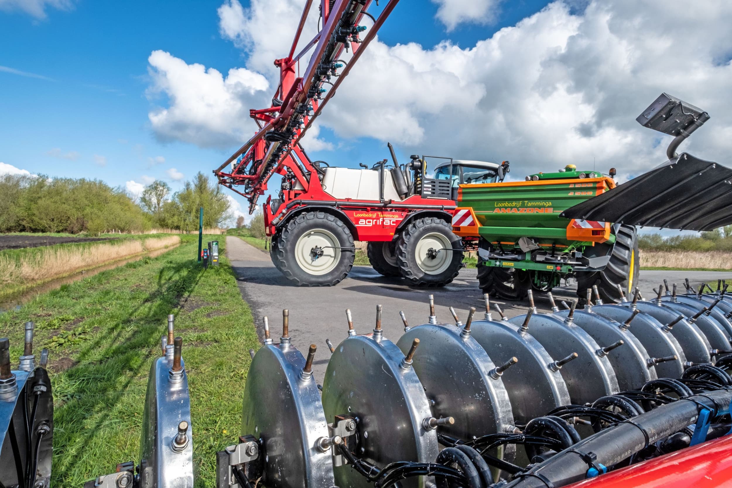 De strooiers voor korrelkunstmest worden steeds nauwkeuriger, maar krijgen concurrentie van de vloeibare varianten. Dat vraagt aangepaste mechanisatie en die is nog lang niet uitontwikkeld. De spaakwielbemester doet nu ook zijn intrede in de akkerbouw. – Foto: Ton Kastermans Fotografie