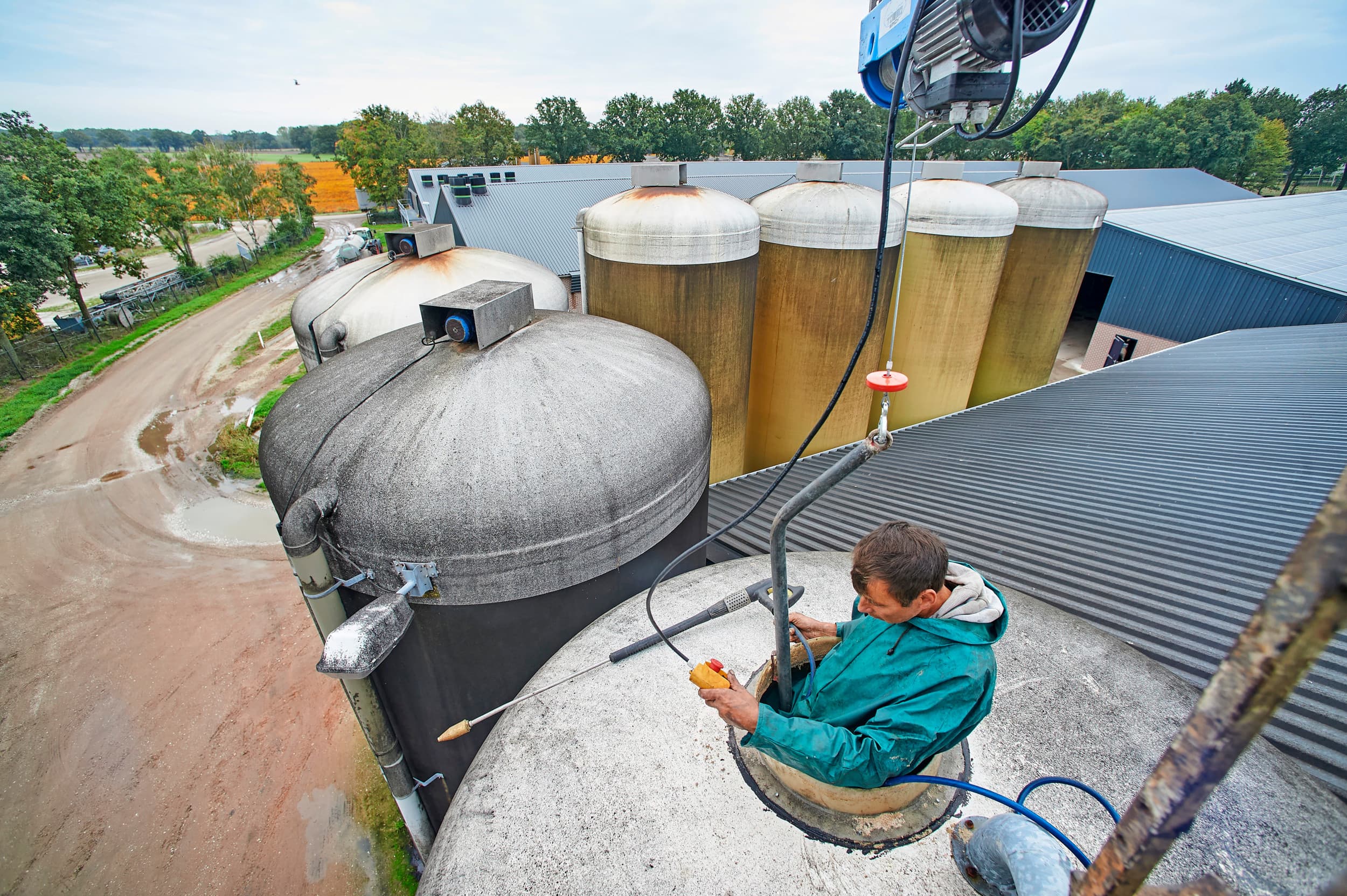 Voer kan vanaf de silo tot aan de voerbak vervuild raken. Veruit de grootste risico’s zitten bij de silo. Het is altijd goede silo’s helemaal leeg te laten komen en af en toe te laten reinigen. – Foto: Van Assendelft