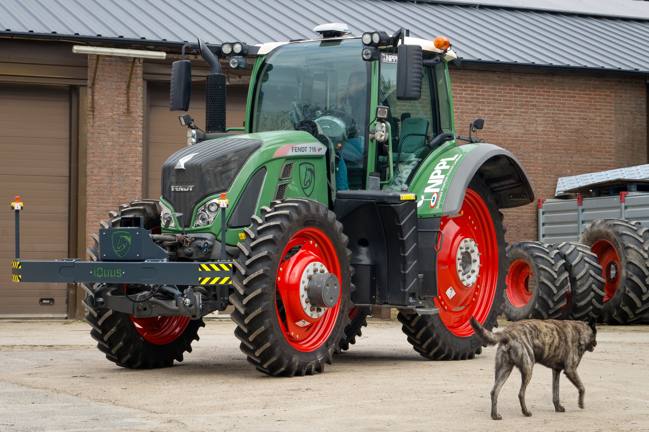 Direct na aankomst in IJzendijke zijn van de Fendt 716 de brede banden op 2.25 meter verwisseld voor VF-cultuurbanden op 1.50 meter. Had Brian Salomé voor aardappelland klaarleggen dit voorjaar niet liever brede banden eronder gehouden? Salomé: “Beetje raar misschien, maar smalle verdichten smal en misschien dieper, maar breed verdicht nog veel meer waar ook je gewas moet groeien.” – Foto: Koos Groenewold