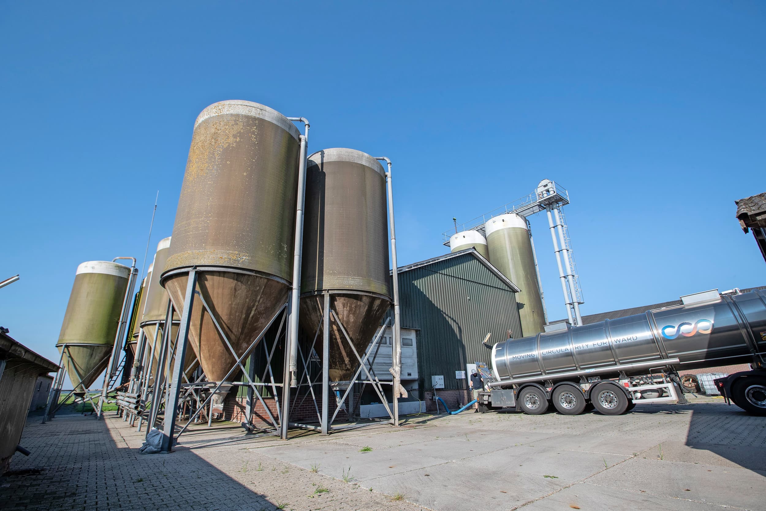 Varkensbedrijven zijn grootafnemer van bijproducten en losse grondstoffen. De komende jaren zullen wel wat verschuivingen plaatsvinden, maar de grote stromen blijven beschikbaar. Mogelijk komen er ook nieuwe bij. – Foto: Hans Banus