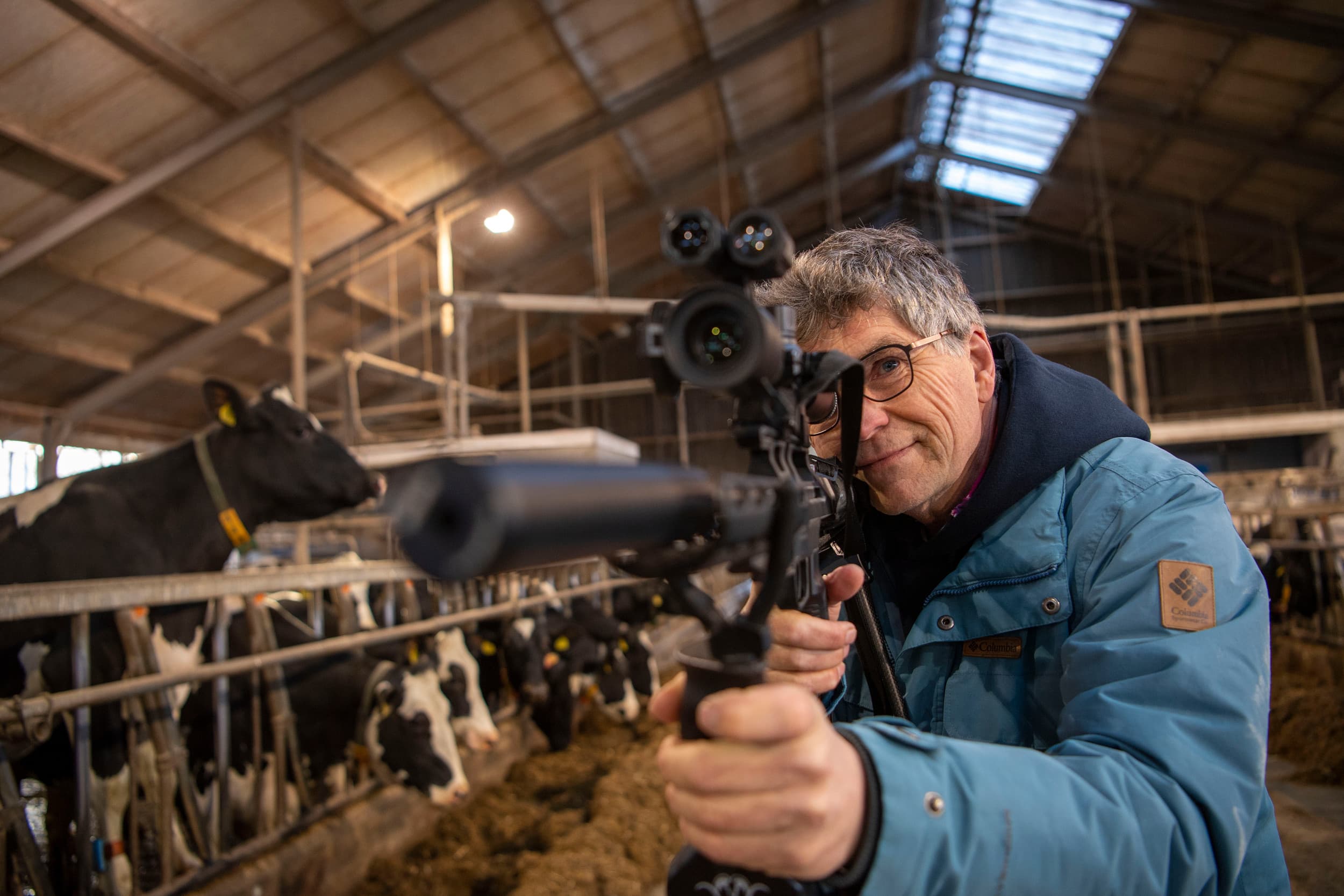 Jos Kruis (68) schiet al 15 jaar ratten. Hij schiet vanaf een maximale afstand van  25 meter op de 'kill zone', een gebiedje ter grootte van een euro waar hart en longen zitten van de rat. Dit is ook een vereiste in de cursus die hij geeft. Hij heeft al 160 mensen opgeleid en heeft dit jaar 80 aanmeldingen, er is zelfs een wachtlijst. Volgens hem is er plek voor enkele honderden professionele rattenjagers in Nederland.