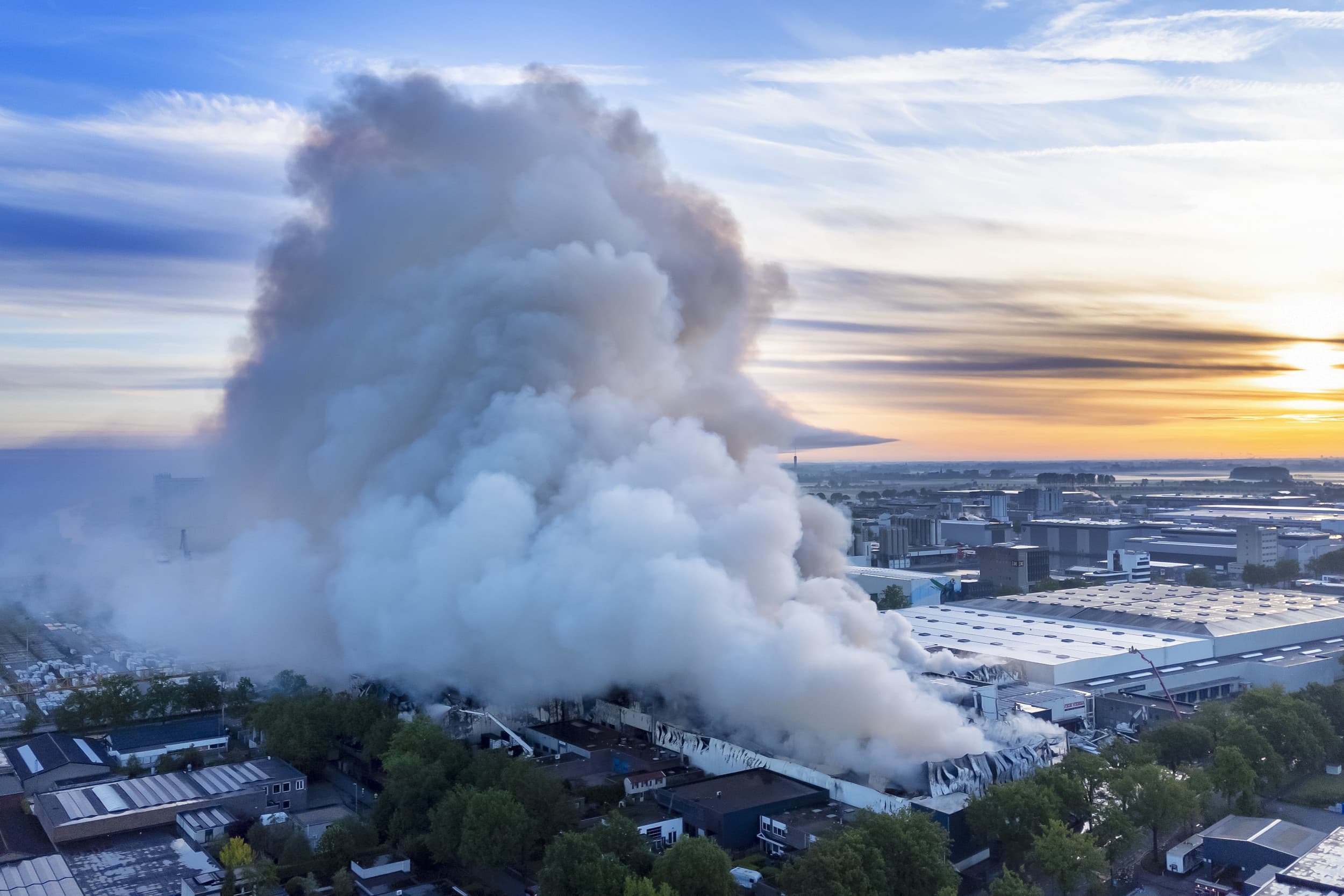 Bij logistiek bedrijf Vice Versa in Oss brak op 3 mei brand uit.  – Foto: ANP / Hollandse Hoogte / Inter Visual Studio