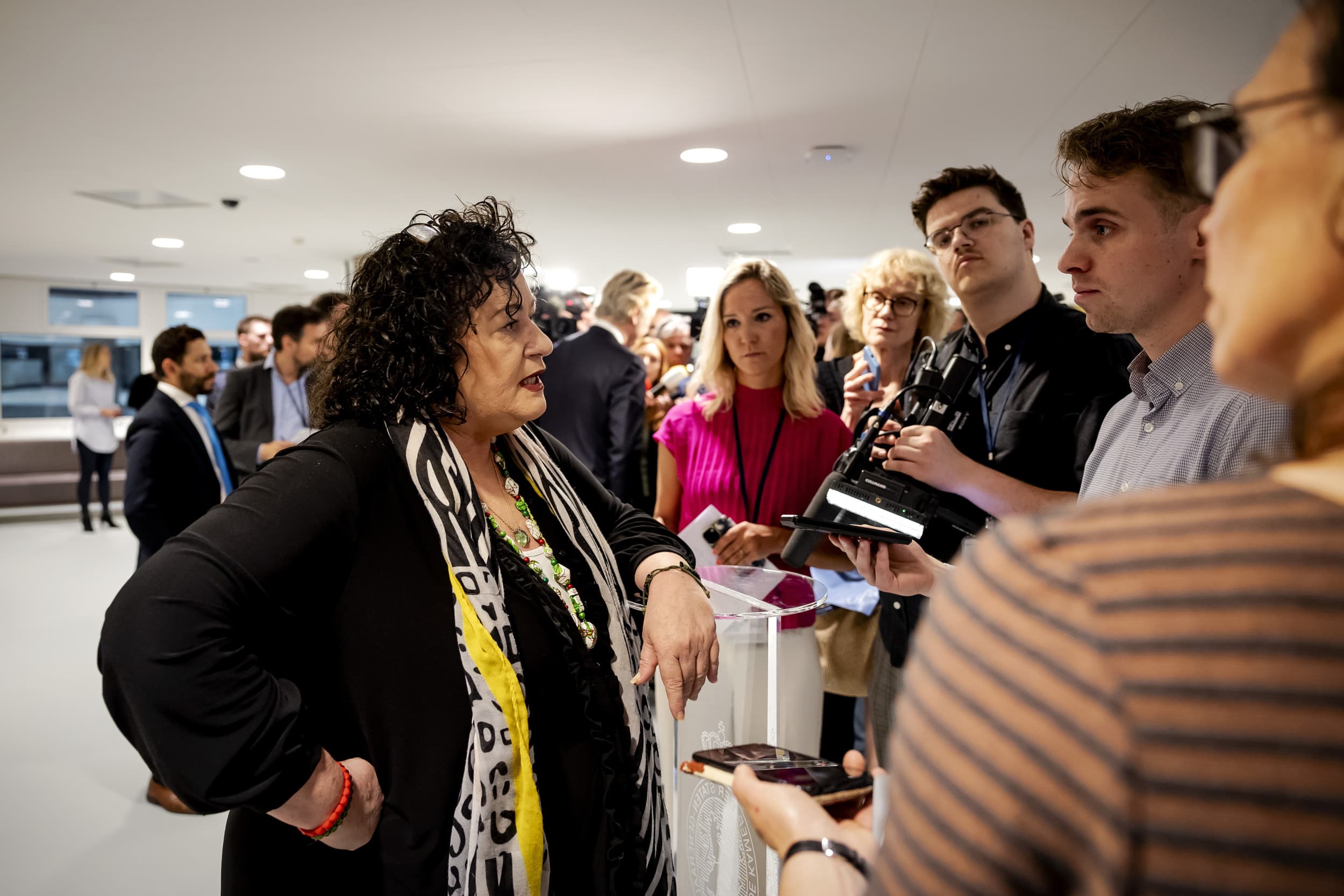 Caroline van der Plas (BBB) in gesprek met journalisten na de presentatie van het hoofdlijnenakkoord, vorige week. – Foto: ANP