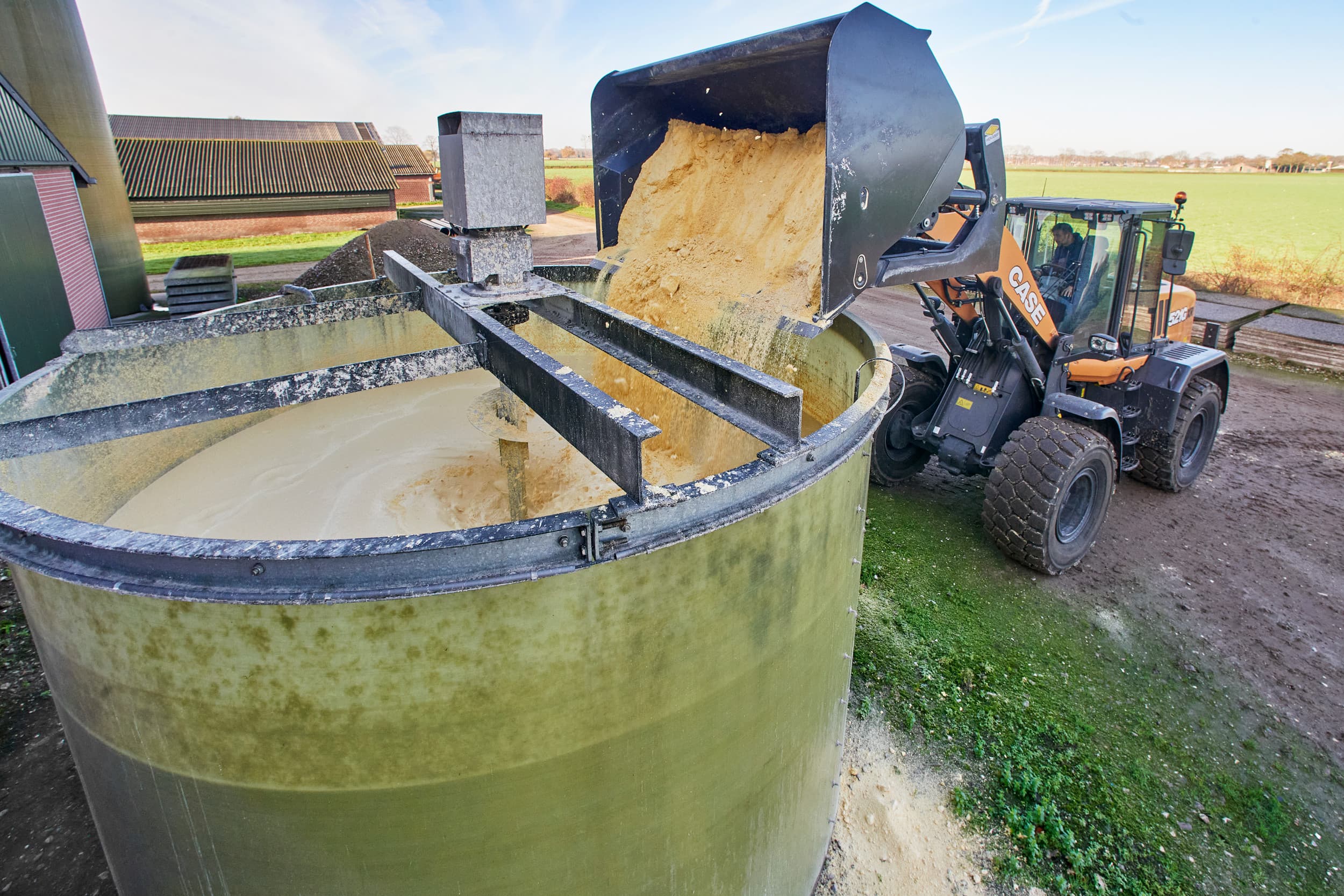 Tijdens het legen moet de bak van de shovel uiteraard omhoog, maar tijdens het rijden moet de lading laag blijven. Dat zorgt voor een een stabielere wegligging. – Foto: Van Assendelft Fotografie