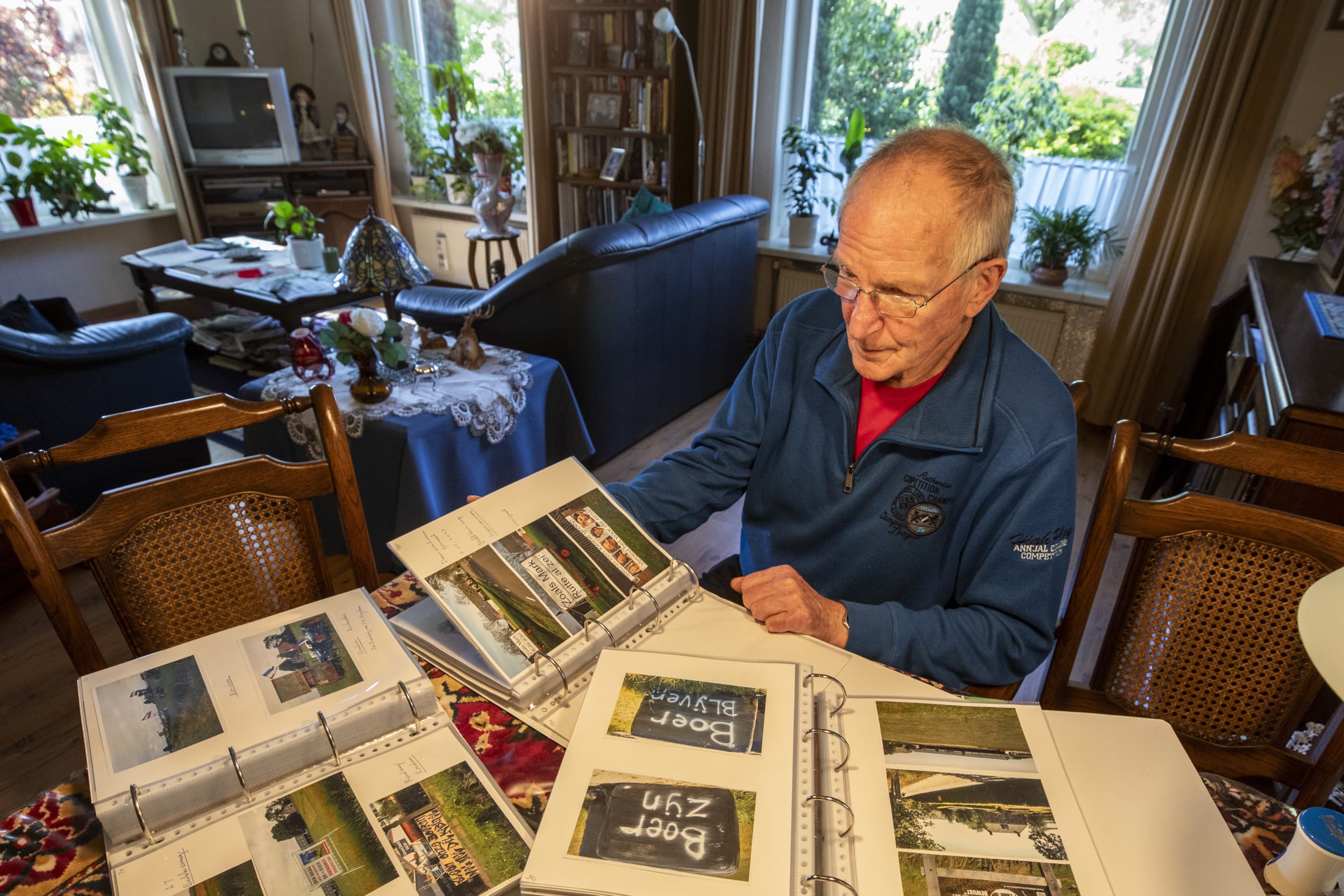Hans Tjalma (74), oud-veehouder in Koudum (Fr.), heeft honderden foto's gemaakt van boerenprotestuitingen. 'Ik had het gevoel dat ik iets moest doen.' – Foto’s: Anne van der Woude