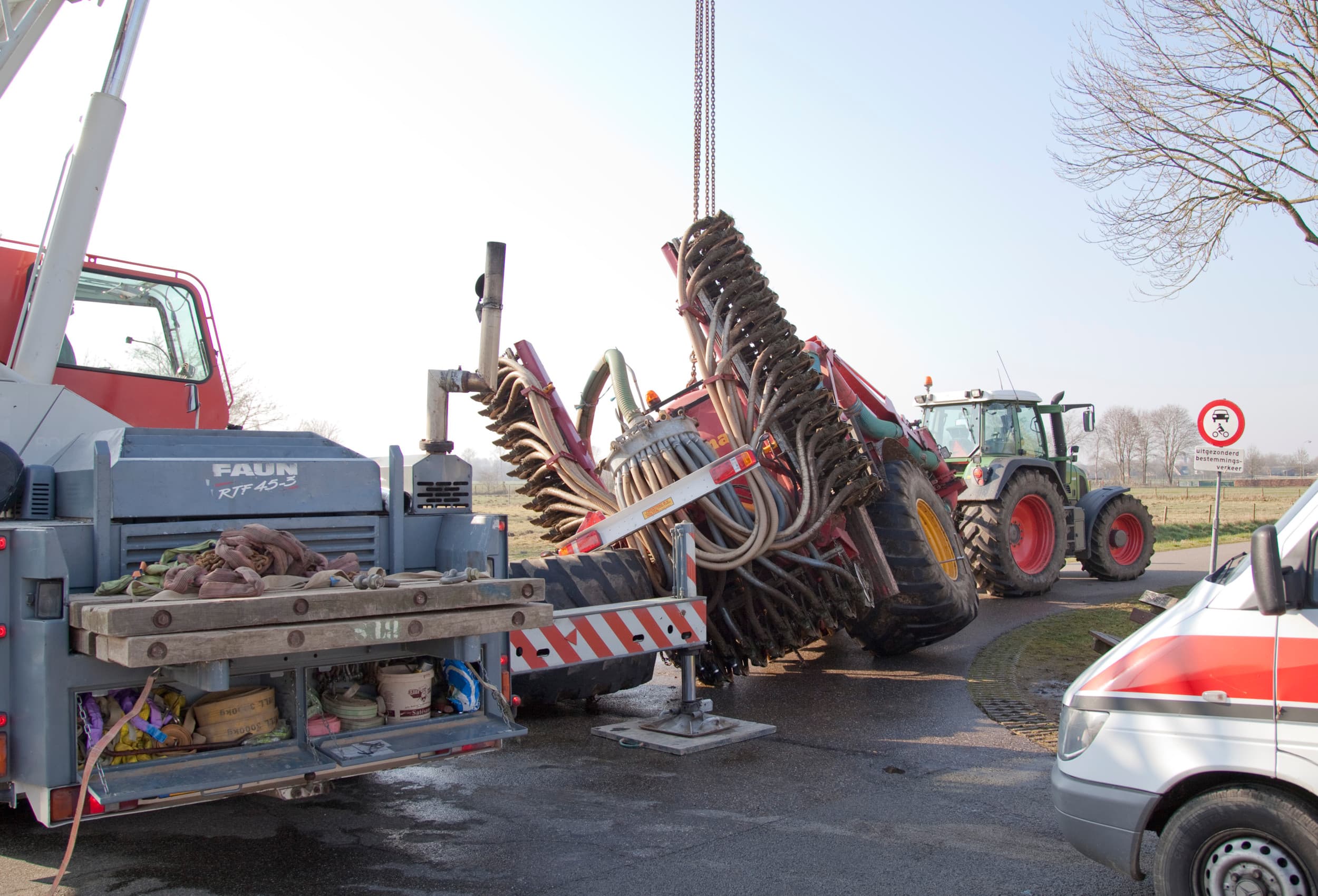 Ongeval met giertank met zodenbemester. – Foto: Jan Willem Schouten