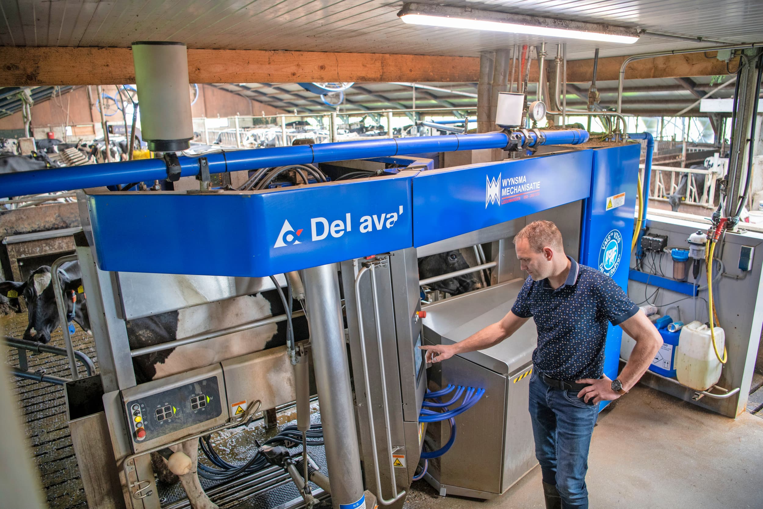 Slechts een klein aantal melkveehouders lukt het om een miljoen kilo uit één melkrobot te halen. Voor de meesten is het geen doel en kleven er juist risico’s aan het te ver opvoeren van de producties. – Foto’s: Mark Pasveer