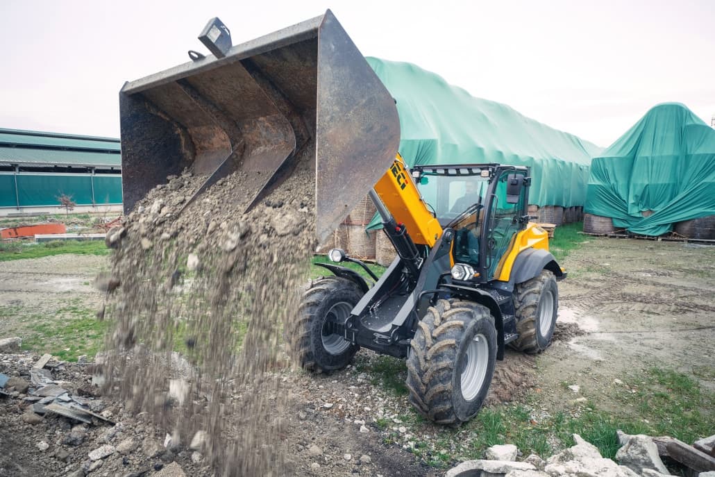 Het nieuwe topmodel kniklader van de Italiaanse verreikerfabrikant Dieci is de Agri Pivot T80 met ruim 150 pk motorvermogen. De serie bestaat nu uit drie modellen. - Foto: Dieci