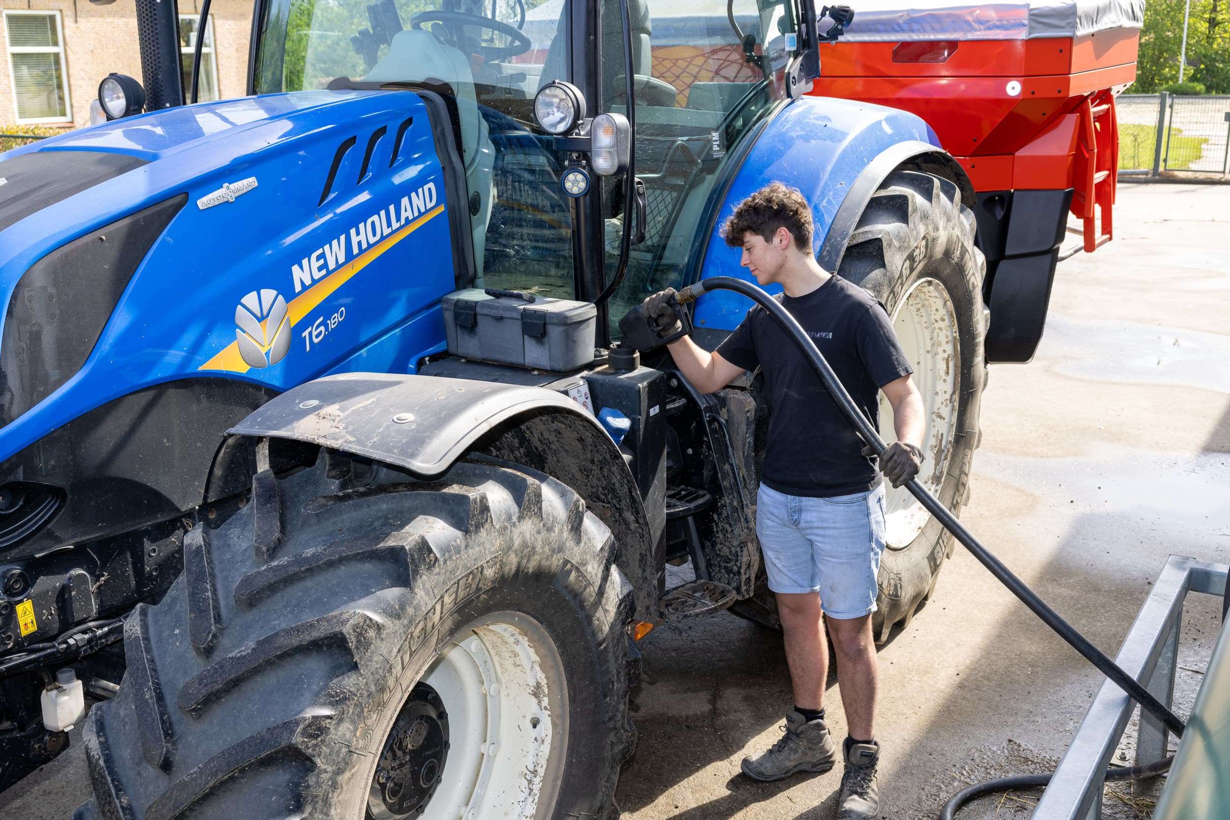 Het machinepark is klaar voor het voorjaarswerk. Voor hij het land op gaat. controleert Jelle van Tiggelen eerst nog de toestand van de grond. Hij wil niet lopen knoeien. – Foto’s: Peter Roek