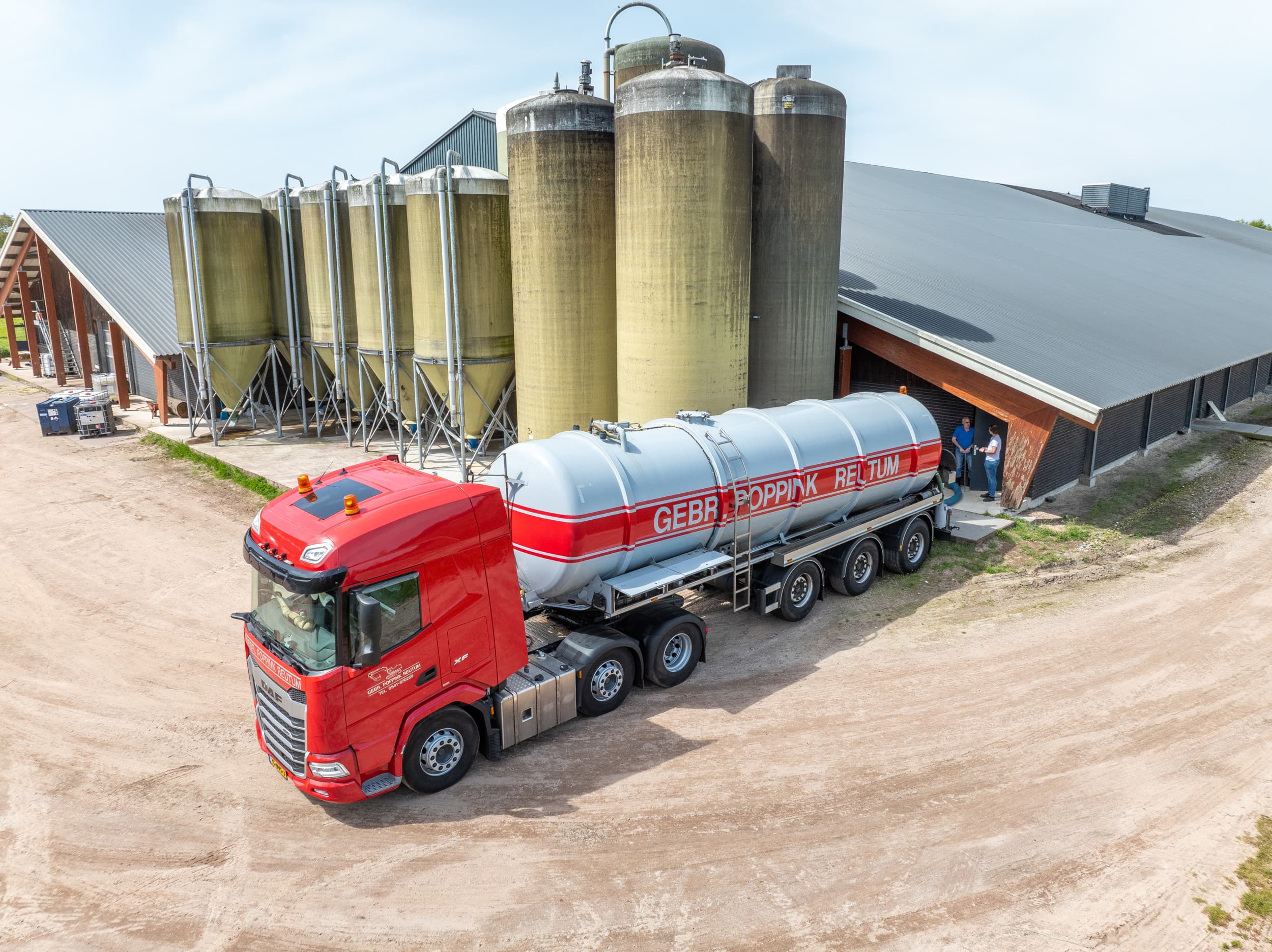 Het laden van een vracht mest bij varkenshouder Goselink in Albergen. Eindbestemming is verwerker Twence in Zenderen. – – Foto: Michel Velderman