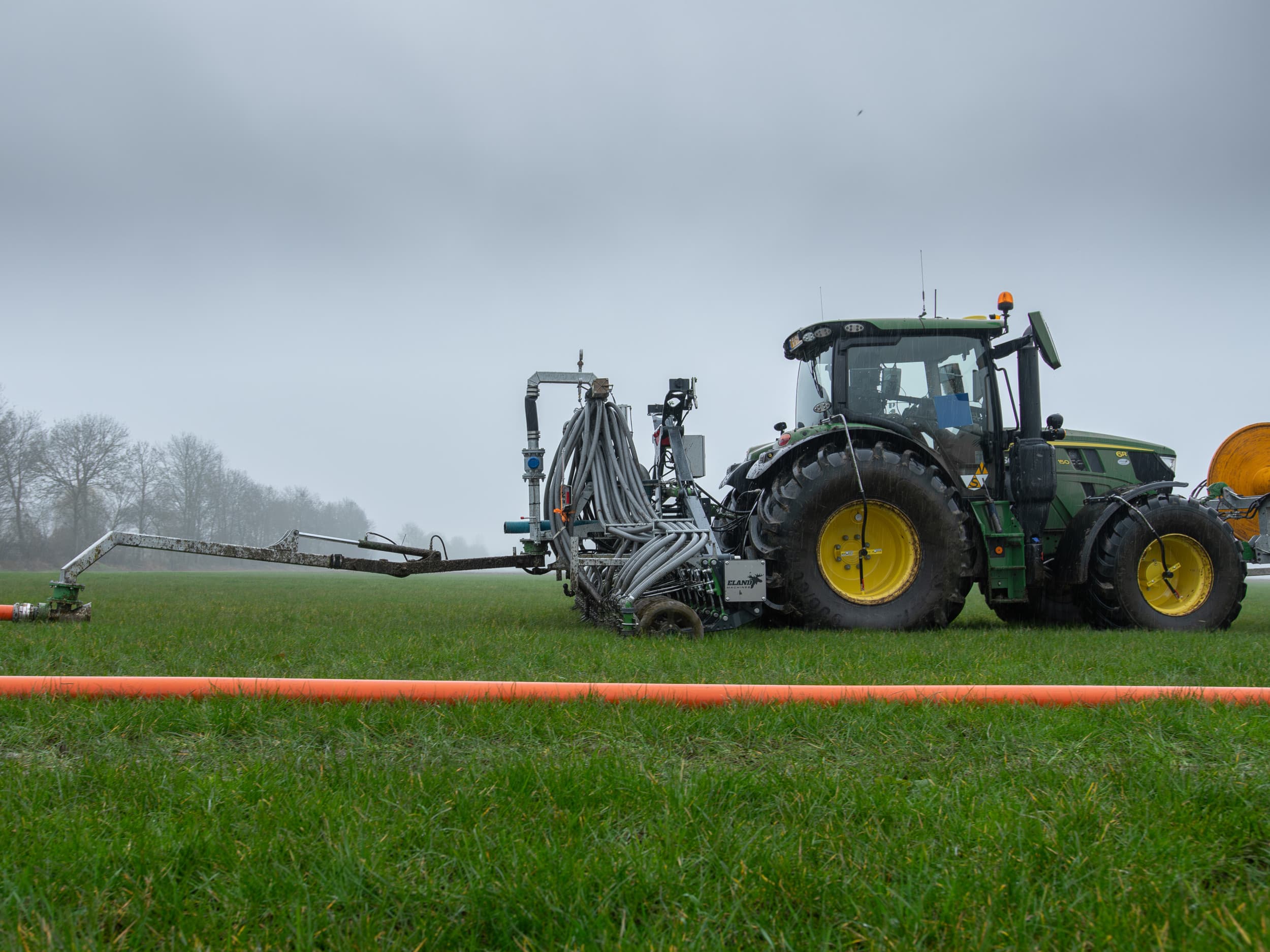 In het Gelderse Kerk-Avezaath bekijken we een nieuwe sleepslangcombinatie. Johan de Wit kocht een 7,9 meter brede Mani-ject sleepslangbemester van Eland Machines. De Wit koos bewust een 8 meter brede bemester, om zo het combinatiegewicht laag te houden. – Foto’s: Jacco van Erkelens