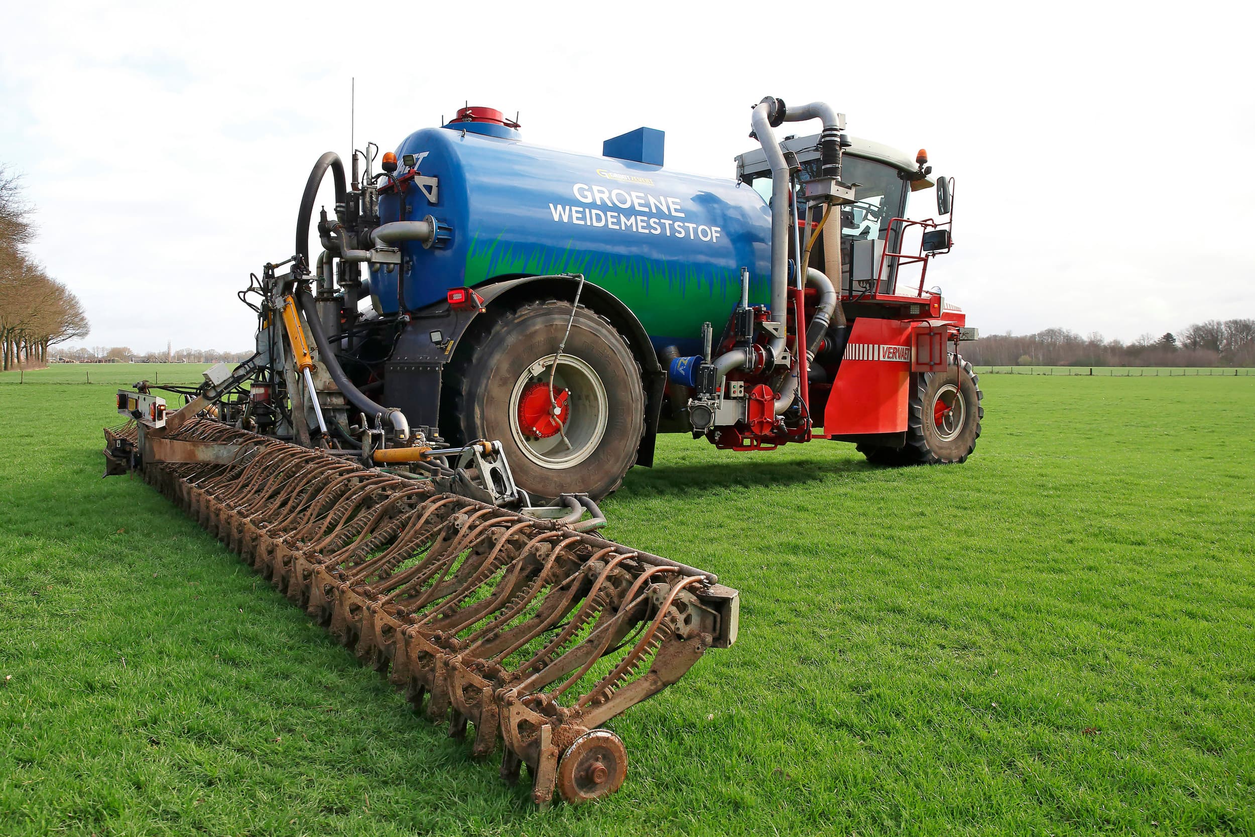 Uitrijden van Groene Weide Meststof, een vorm van renure, hier nog in een pilot met ontheffing. Straks is renure toegestaan, zij het dat de EU strikt omschrijft welke productietechniek is goed bevonden. – Foto: Hans Prinsen