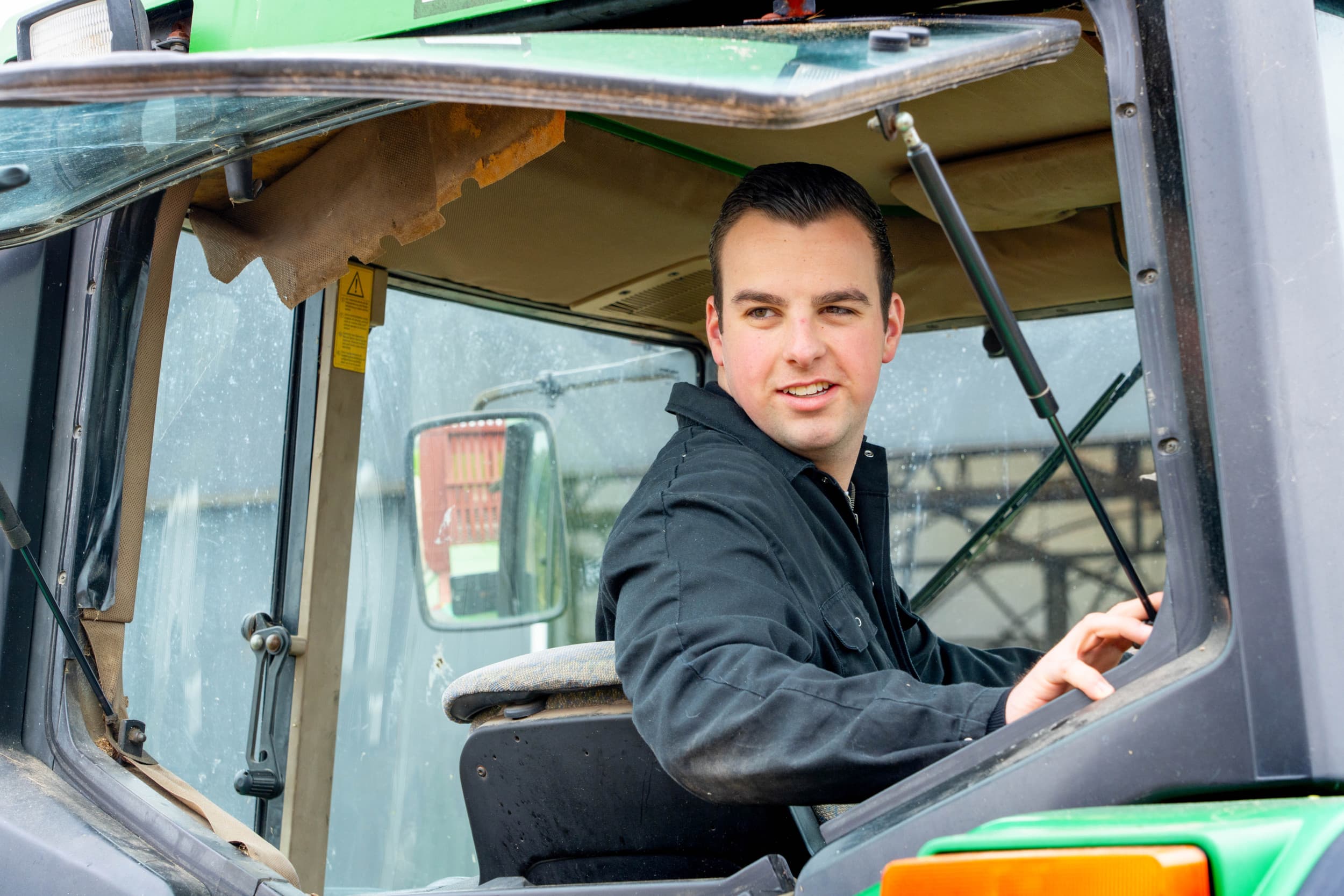 Rick Bolder, 22 jaar oud, is een toegewijde jonge boer die samen met zijn vader een melkveebedrijf runt en studeert aan de Aeres Hogeschool voor agrarisch ondernemerschap. – Foto’s: Jan Willem Schouten