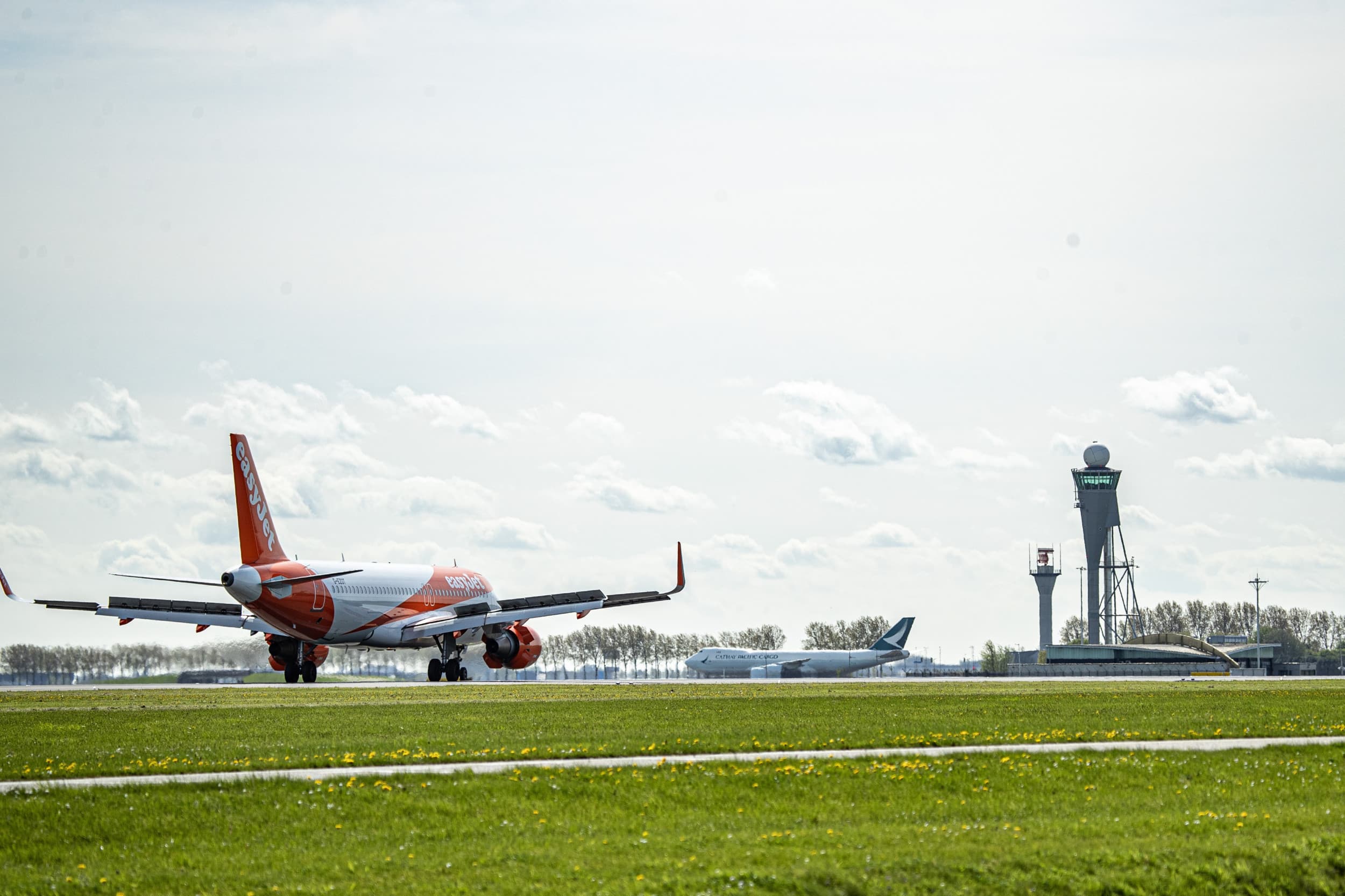 Ondanks de overheidseigendom van bijna 70% van de aandelen van Schiphol, verleende Minister Van der Wal tegen het advies van haar ambtenaren in, een nieuwe natuurvergunning aan de luchthaven, waardoor deze kon blijven opereren ondanks de stikstofproblemen. – Foto: ANP