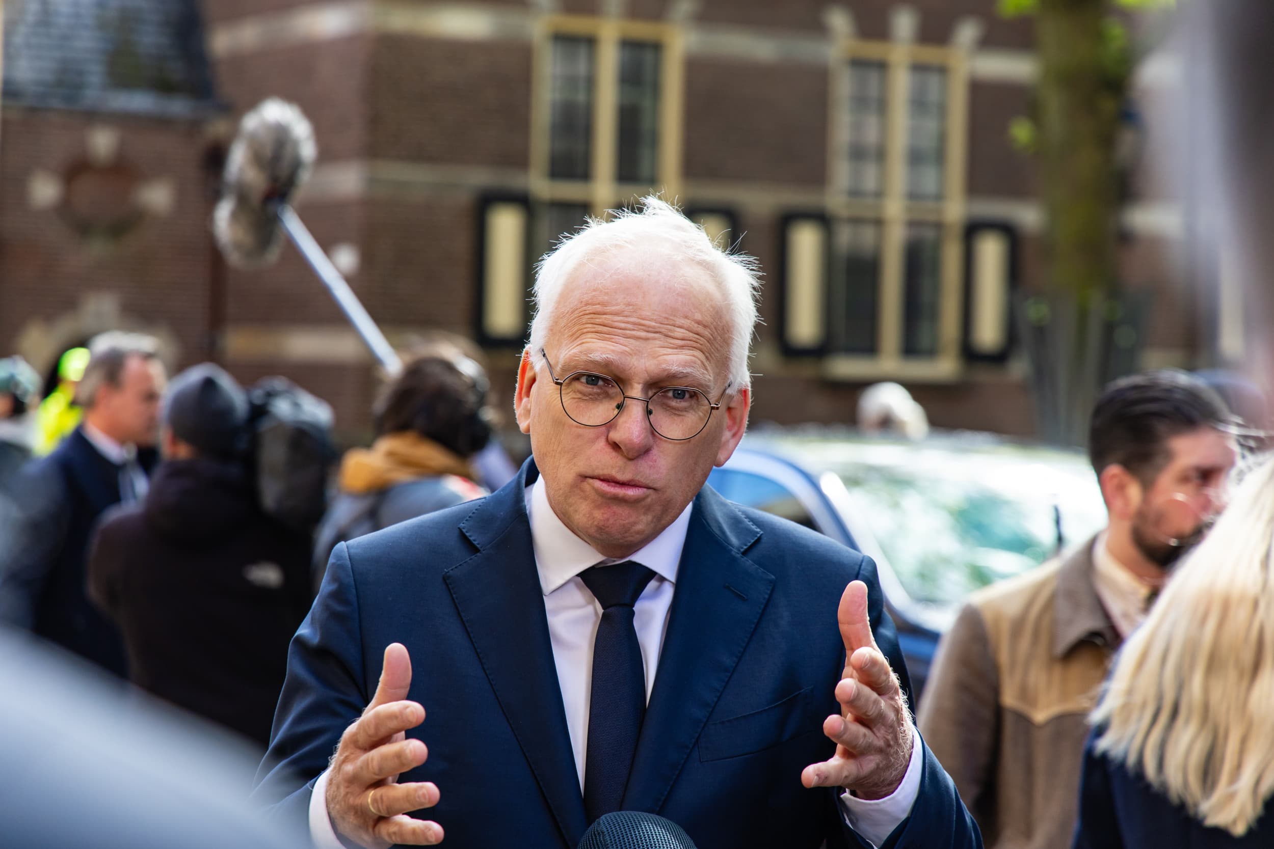 Piet Adema, de demissionaire minister, krijgt volledige vrijheid om naar eigen inzicht beleid te voeren, aldus columnist Vergaderboer. – Foto: ANP