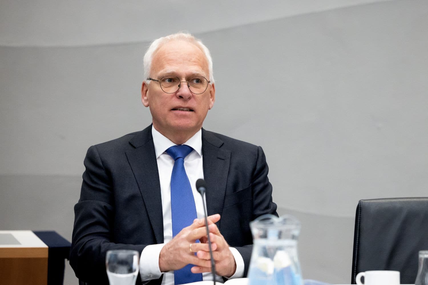 Piet Adema, minister van Landbouw, Natuur en Voedselkwaliteit, tijdens het commissiedebat over het mestbeleid, donderdag 25 april. – Foto: ANP