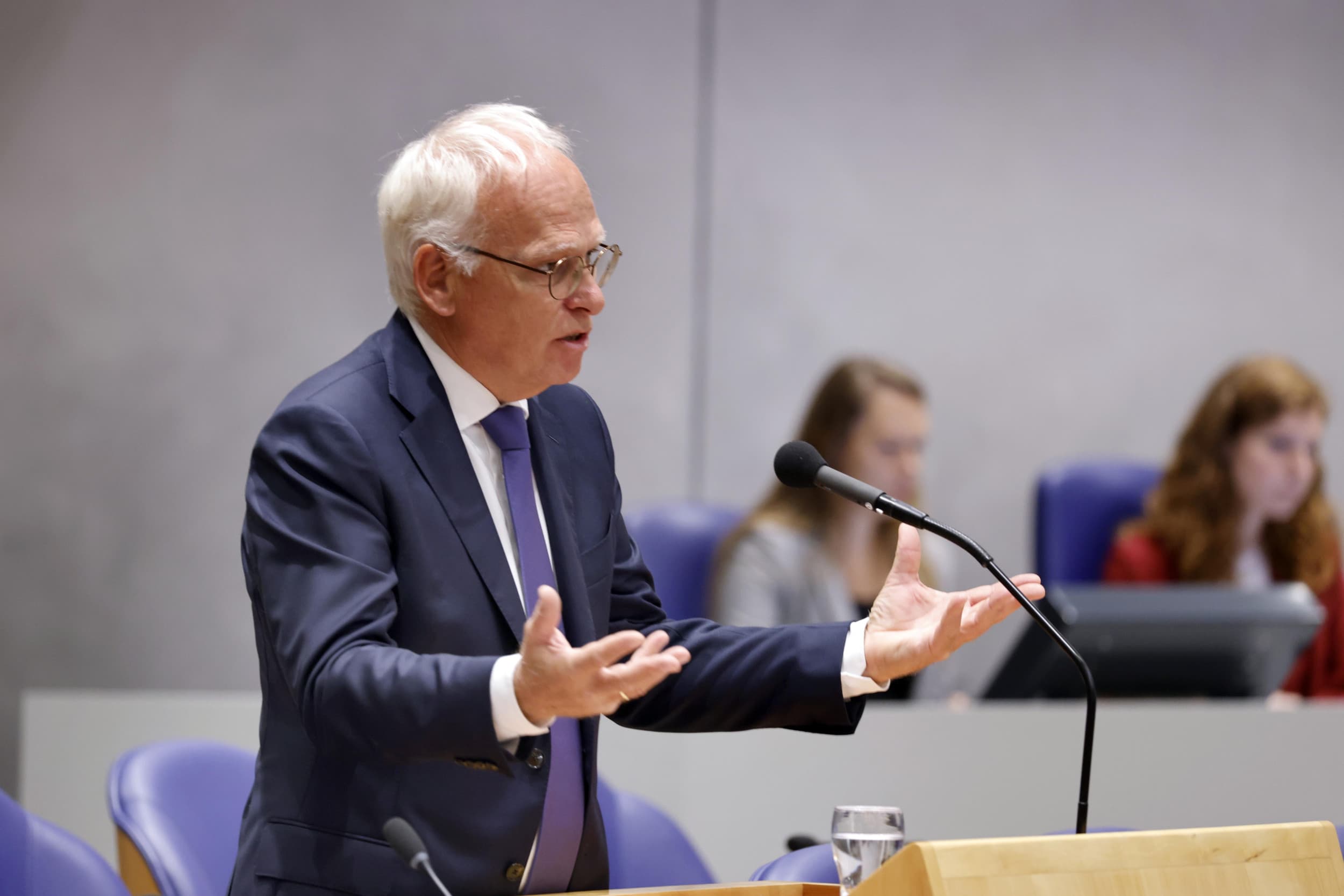 De aanwijzingen voor schadelijkheid van glyfosaat voor de mens zijn nu niet hard genoeg om de toelating van de onkruidbestrijder niet te verlengen of in te trekken. Zodra die harde aanwijzingen er wel zijn, zal Nederland meteen het middel uit de handel nemen, zegt minister Piet Adema (Landbouw, Natuur en Voedselkwaliteit). – Foto: Roel Dijkstra