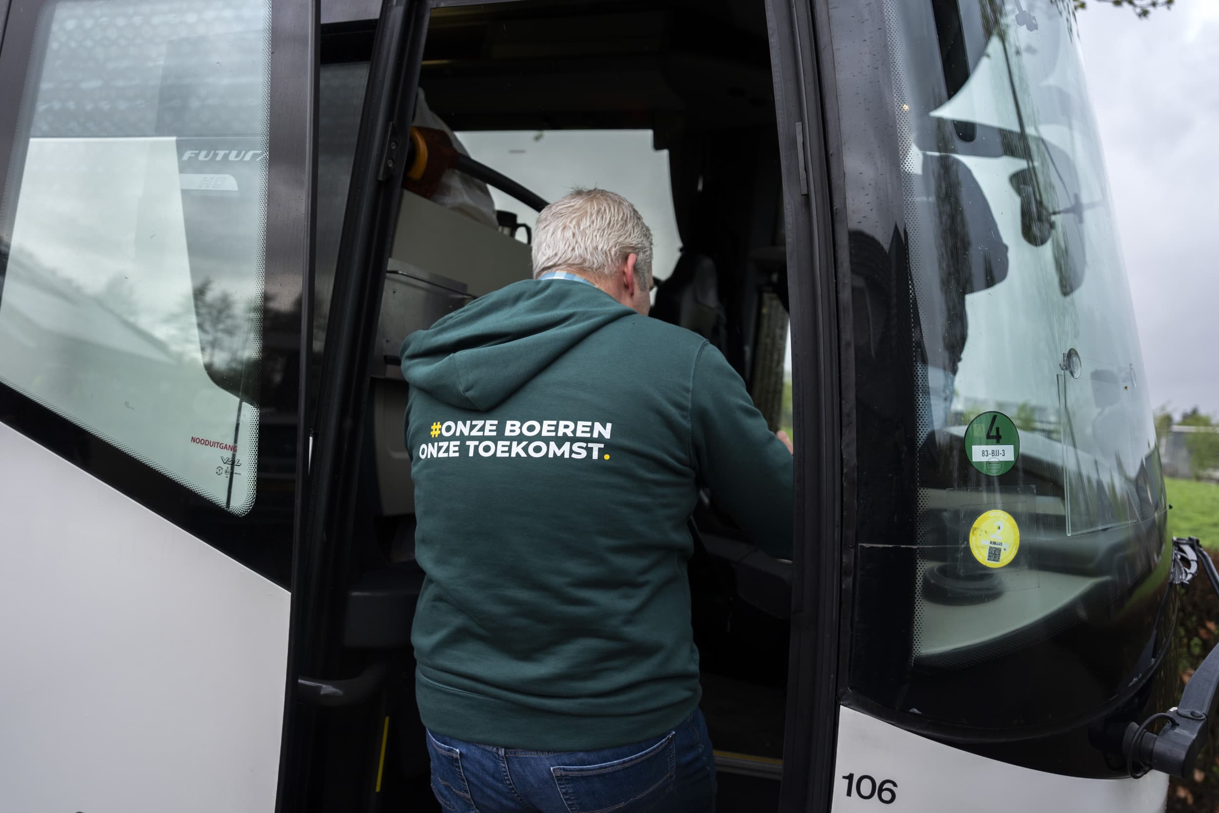 Nederlandse boeren verzamelen zich dinsdagochtend bij een boerderij voor vertrek naar Brussel. – Foto: ANP