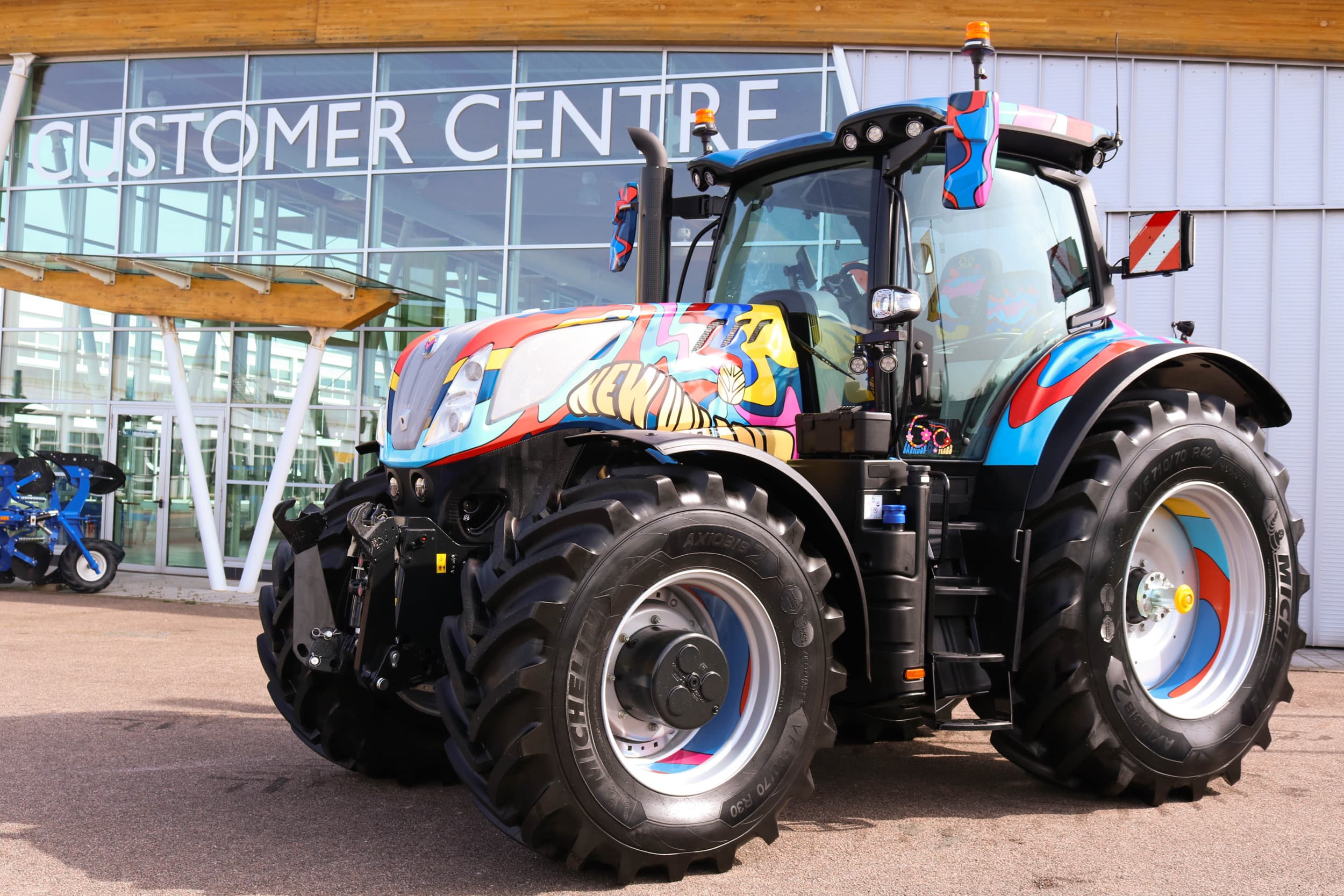 Het design van de T7.300 Special Edition doet denken aan 'The Swinging Sixties', de tijd van de hippies. In die tijd werd de fabriek in het Britse Basildon gebouwd. - Foto's: New Holland