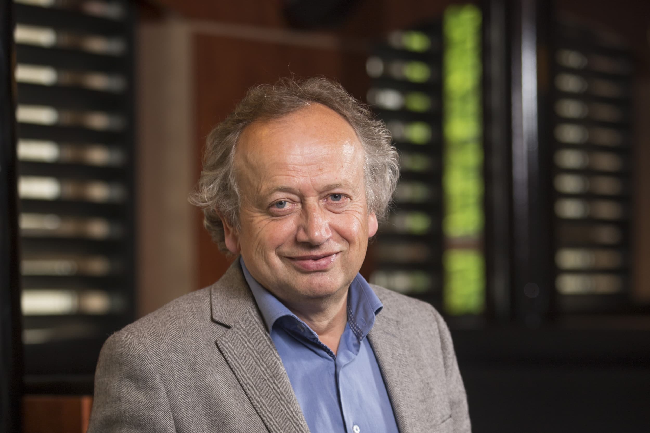 Henk Bleker, die het overleg met de melkveeorganisaties leidt, zal volgende week met de partijen samenkomen om hun volgende stappen te bepalen en te bespreken welke rol ze kunnen spelen, ondanks Adema's besluit om niet naar Brussel te gaan totdat er een concreet plan is geïmplementeerd. – Foto: Koos Groenewold