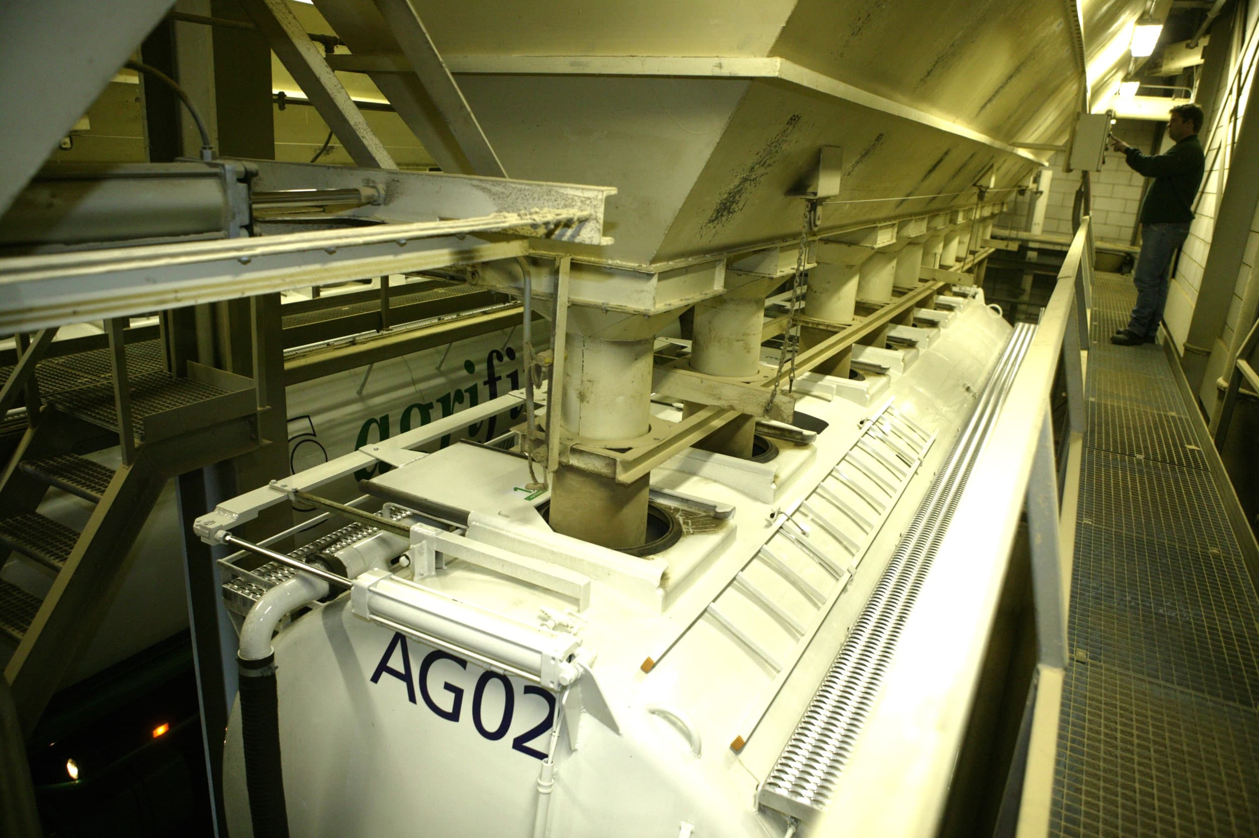 Het laden van een bulkwagen. Veevoer- en zuivelbedrijven zoals FrieslandCampina en ForFarmers ervaren economische krimp, leidend tot reorganisaties, productievermindering en ontslagen. – Foto: Mark Pasveer