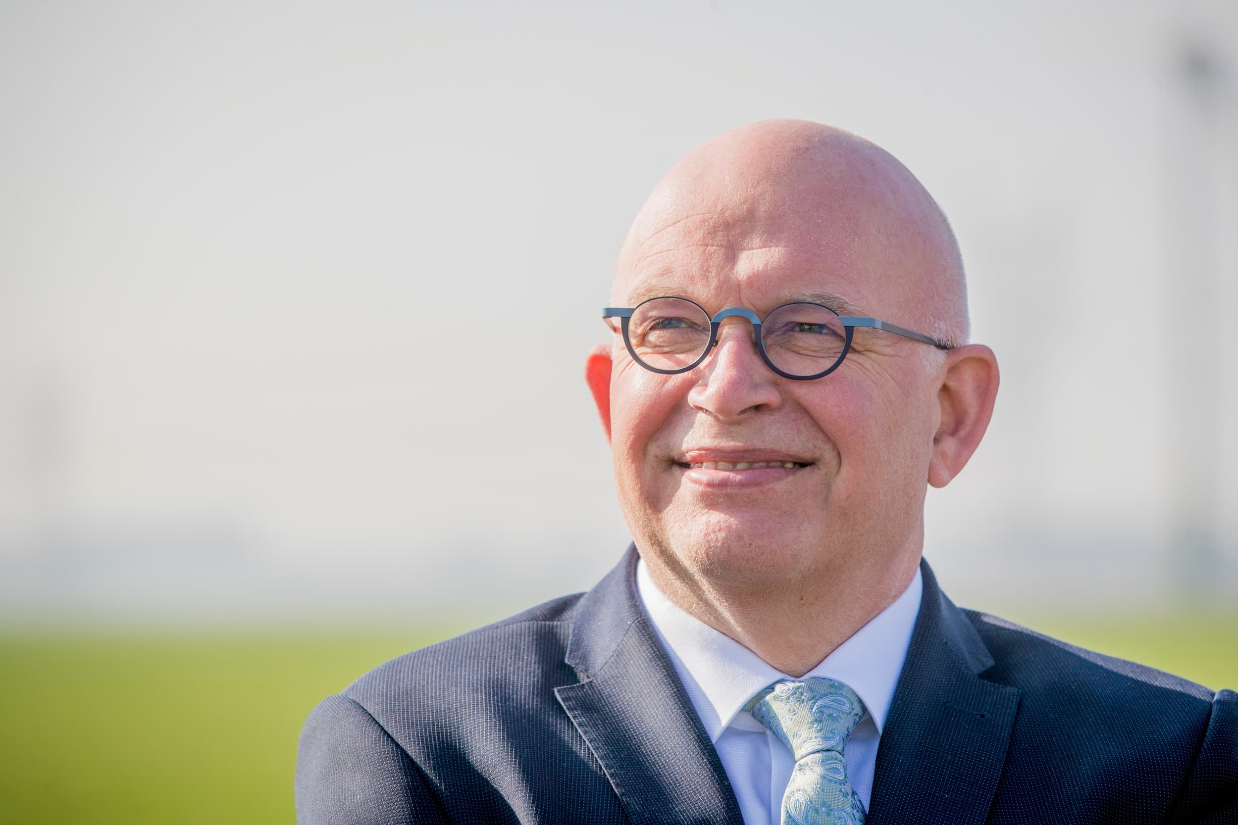 Oud-minister Henk Staghouwer wil er niet te veel woorden aan vuil maken dat de zwartepiet nu naar hem wordt toegespeeld. – Foto: Koos Groenewold