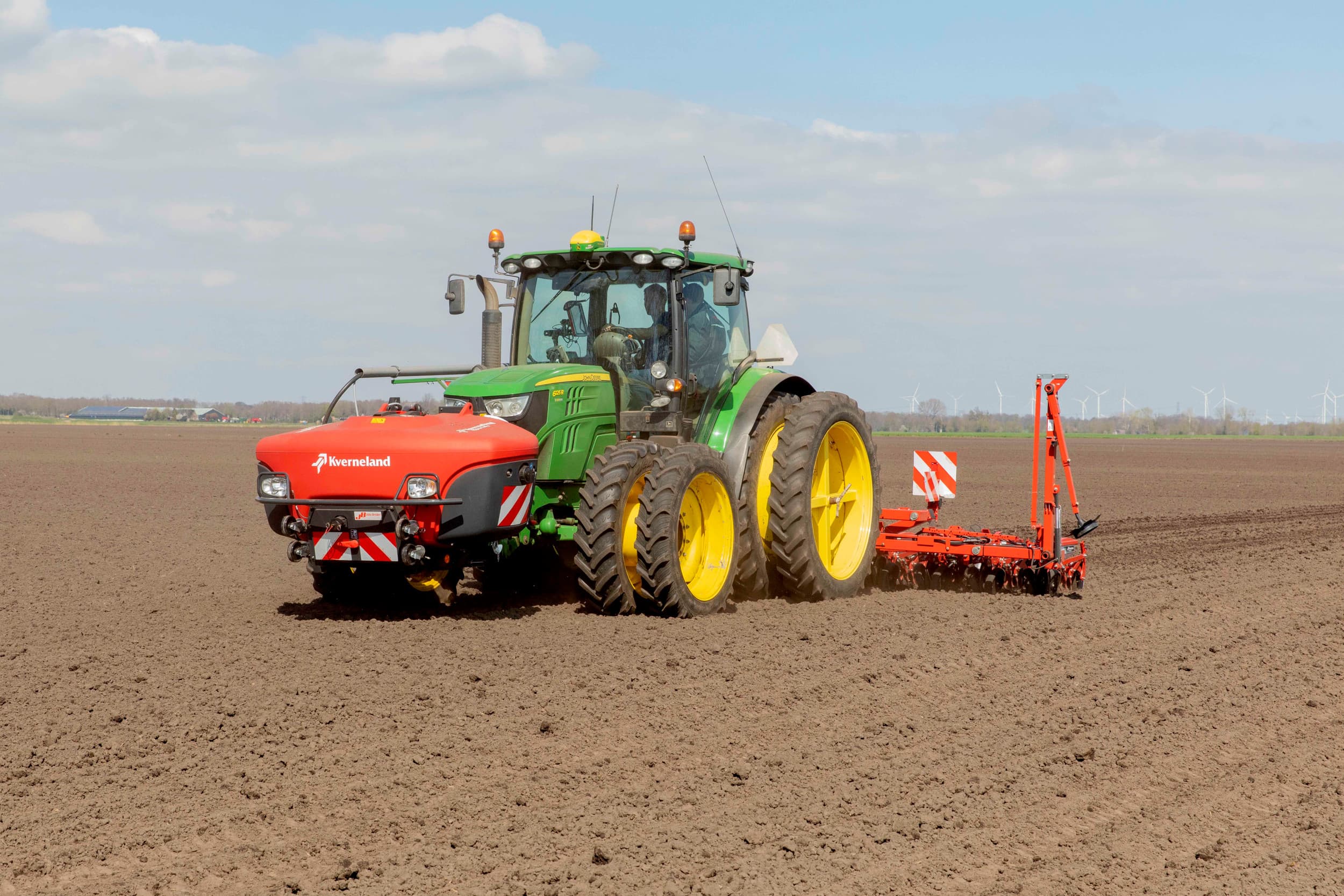 Suikerbieten zaaien. Het zaaien van bieten loopt ver achter. Meestal zijn op 1 mei de meeste bieten wel gezaaid. – Foto: Koos van der Spek