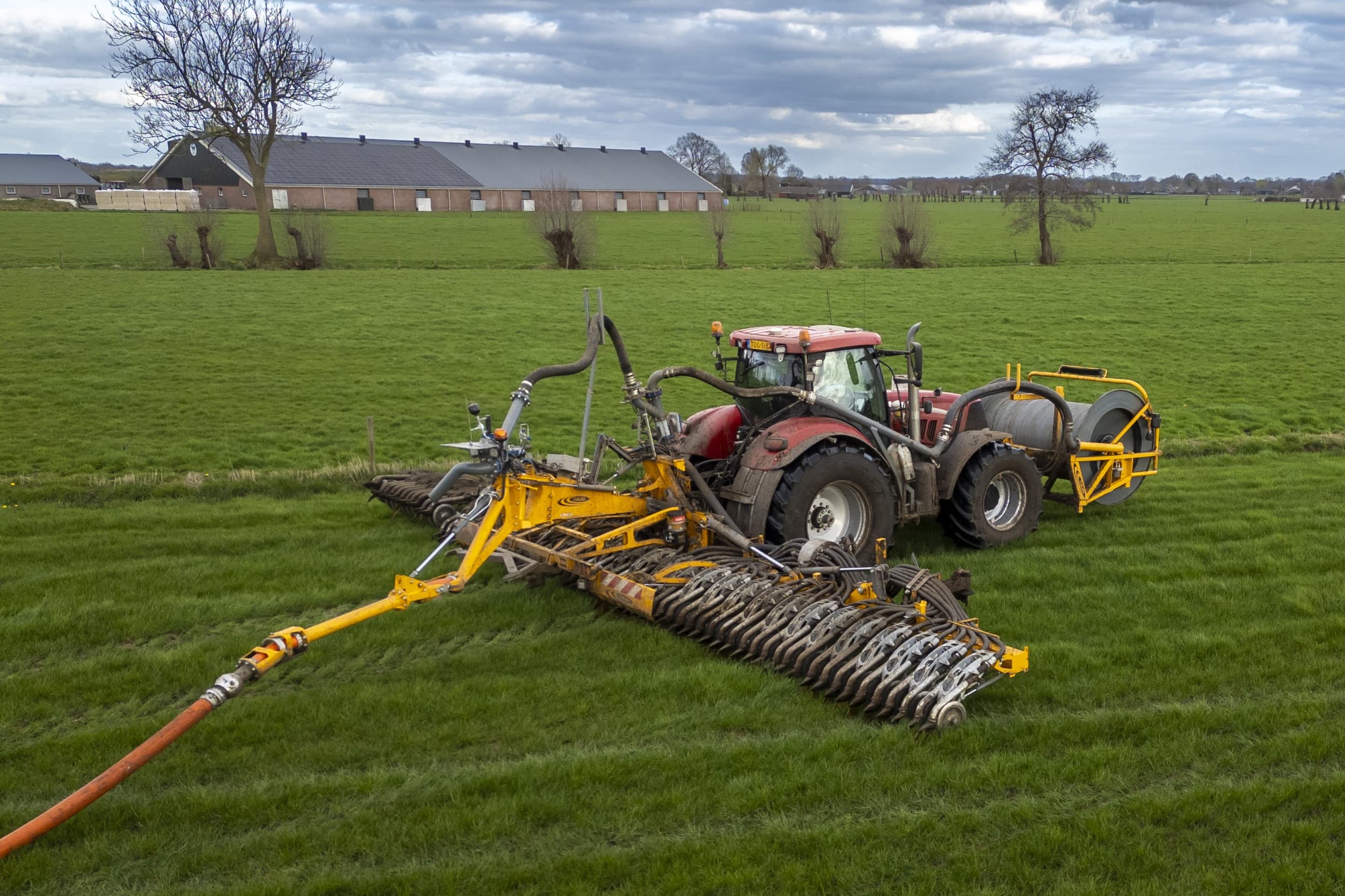 Het plan van aanpak van demissionair landbouwminister Piet Adema om de mestcrisis te beteugelen bestaat uit een reeks van maatregelen gericht op verlaging van de mestproductie. – Foto: Koos Groenewold
