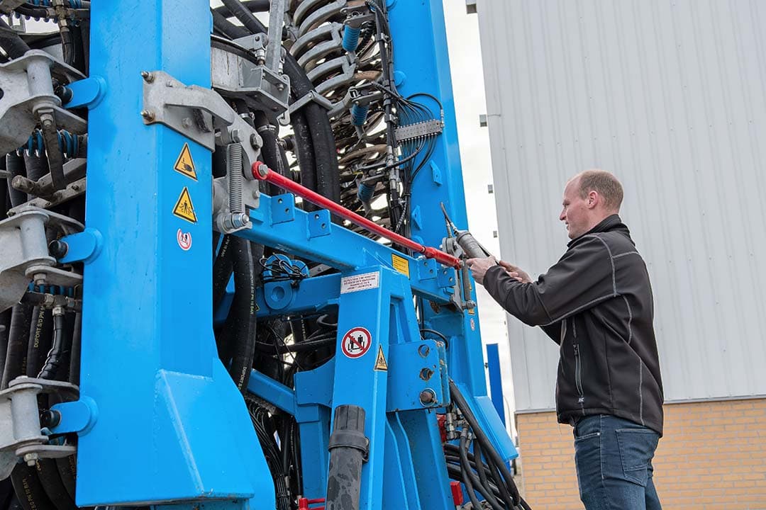 Goed onderhoud aan de bemester voorkomt veel narigheid. Naast kapotte slangen zijn ook slechte verdelingen of kapotte lagers vaak terug te voeren op onderhoud. Check voor je gaat beginnen dus even of alles nog in orde is, zodat je met een gerust hart gas kunt geven. - Foto's: Jacco van Erkelens
