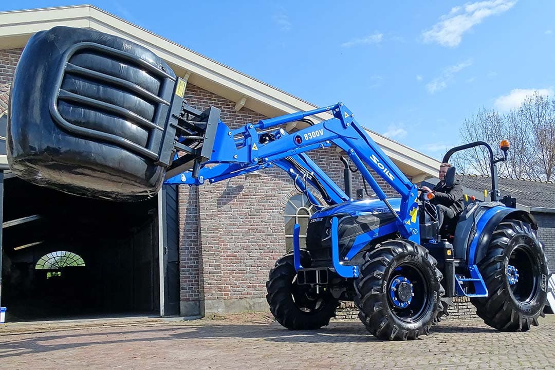 Solis is vooral bekend van de compacttrekkers, maar bouwt ook landbouwtrekkers tot 90 pk. Binnenkort komt er een nieuw topmodel van 110 pk. Voor minder dan € 40.000 rijd je een nieuwe 90 pk cabriotrekker met voorlader. - Foto's: Martijn Knuivers