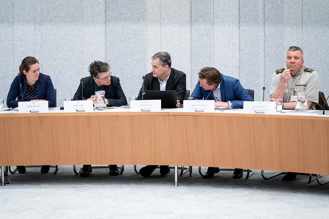 (vlnr) Karina Beuving (dierenarts), Niels Gilissen (Natuurmonumenten), Michiel de Wit (Dierenbescherming), Arnoud Meijering (Koninklijke Nederlandse Jagersvereniging) en Jakob Leidekker (Nationaal Park De Hoge Veluwe) tijdens een rondetafelgesprek over de wolf in Nederland. - Foto's: ANP