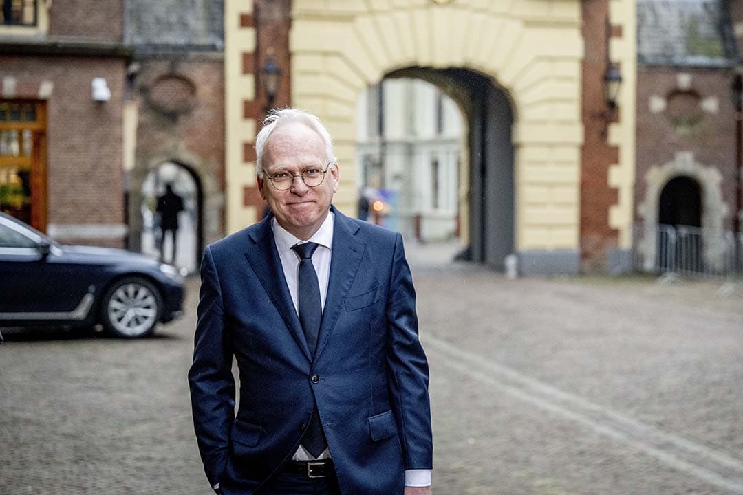 Piet Adema, minister van Landbouw, Natuur en Voedselkwaliteit, loopt weg na het laatste overleg over het geklapte Landbouwakkoord. - Foto: ANP / Sem van der Wal