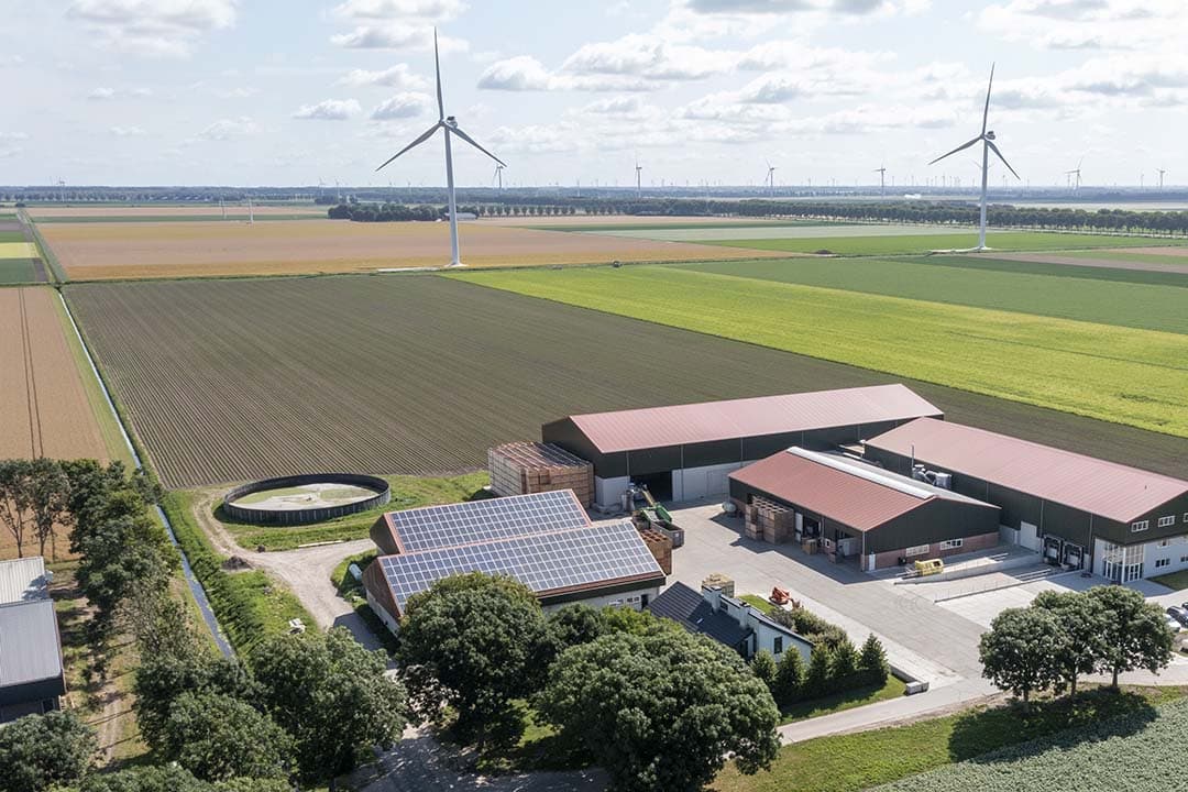 Vanuit voedselzekerheid zou je de beste grond voor boeren met granen en aardappelen willen reserveren. In Zuidelijk Flevoland bijvoorbeeld. En daar dan geen datacenters, defensiekazernes of extra woningbouw toestaan, zegt Krijn Poppe in zijn column. - Foto: Cor Salverius Fotografie
