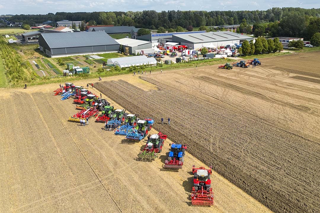 Aeres Hogeschool in Dronten (Fl.) introduceert een nieuwe opleiding: Agrotechniek & Engineering. Deze opleiding komt tegemoet aan de groeiende vraag naar afgestudeerden met kennis van landbouw en techniek. Praktijkbedrijf Aeres Farms biedt studenten de mogelijkheden om praktijkzaken te onderzoeken. - Foto: Koos Groenewold.