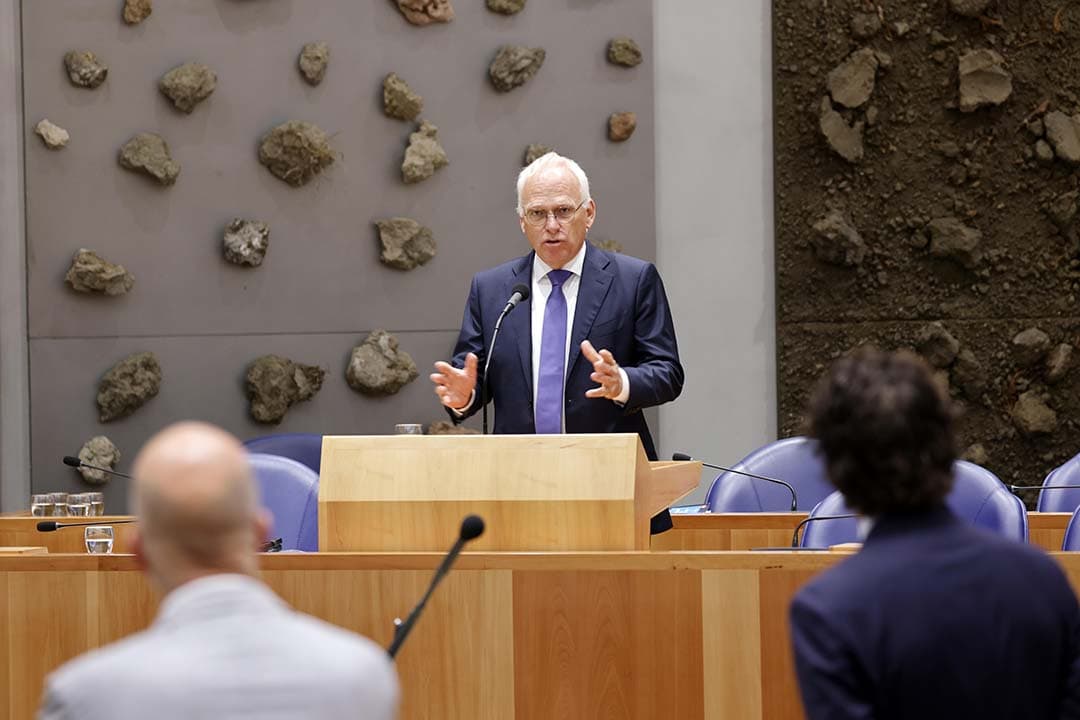 Minister Piet Adema tijdens het debat over het geklapte Landbouwakkoord.  Adema zegt zijn stinkende best te willen doen om boeren snel perspectief en duidelijkheid te kunnen bieden. - Foto: Roel Dijkstra
