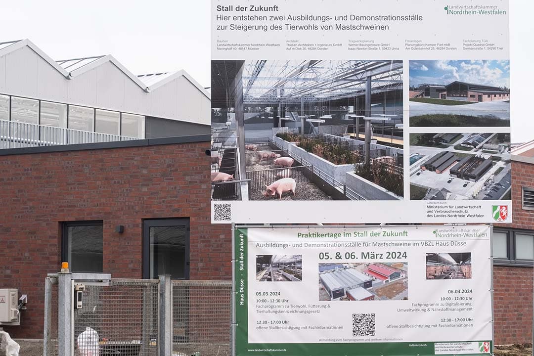 De borden voor de stal tijdens de opening begin maart.