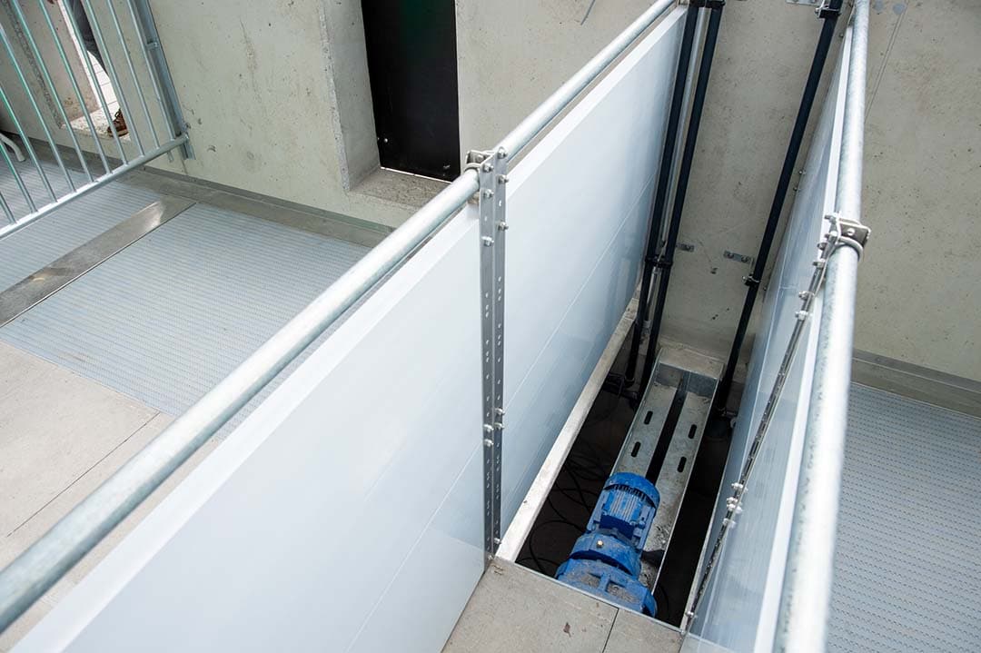 De beweegbare vloer in het mestgedeelte van stal 2. Hier wordt urine en mest aan de bron gescheiden.
